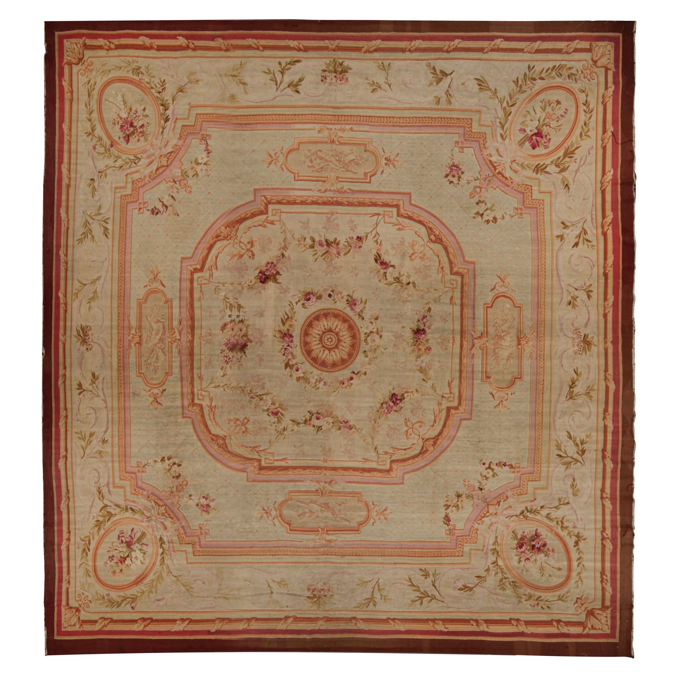 Antiker quadratischer Aubusson Flachgewebe-Blumenteppich in Creme und Rosa