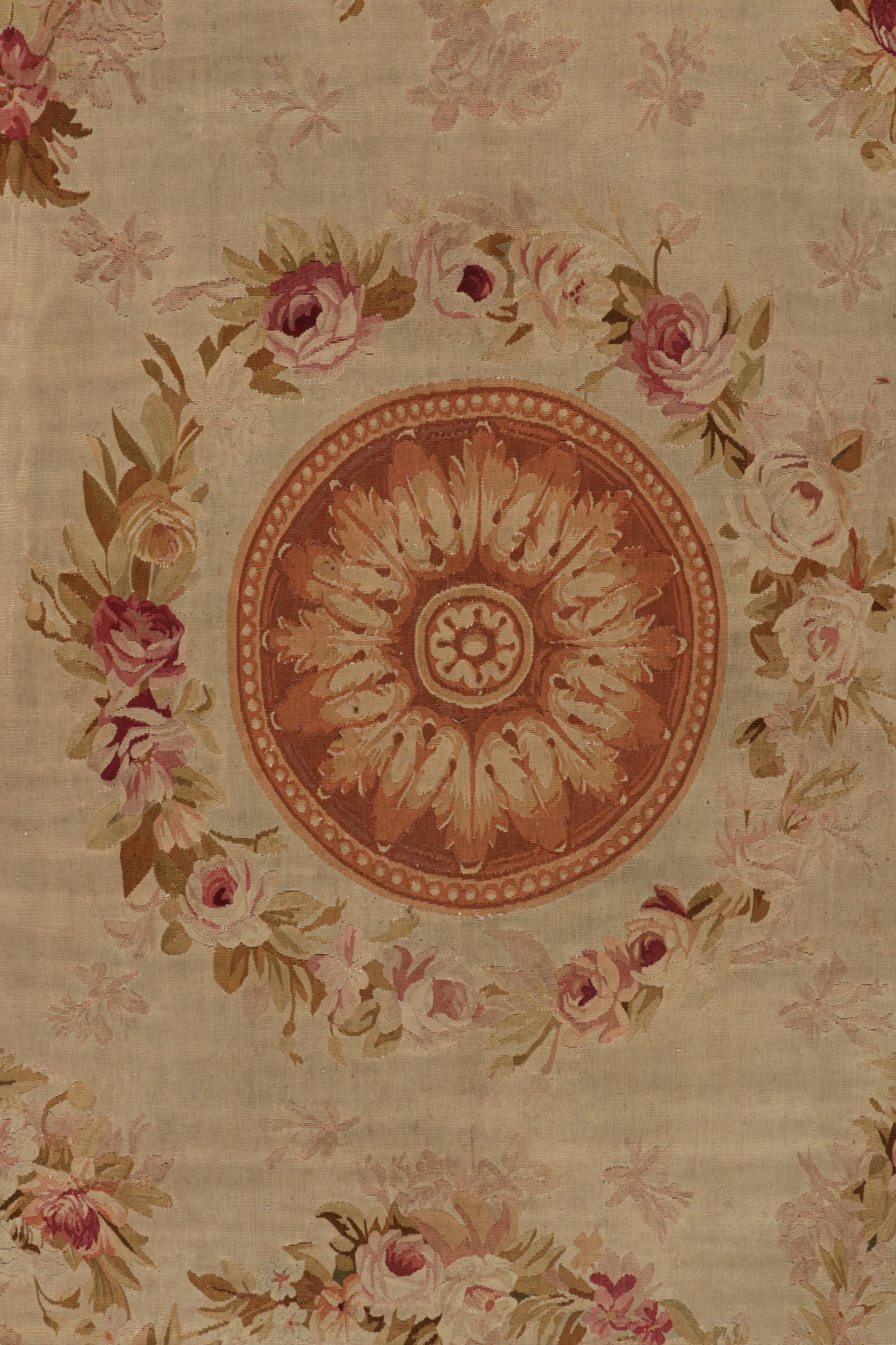 Antiker quadratischer Aubusson Flachgewebe-Blumenteppich in Creme und Rosa (Spätes 19. Jahrhundert) im Angebot