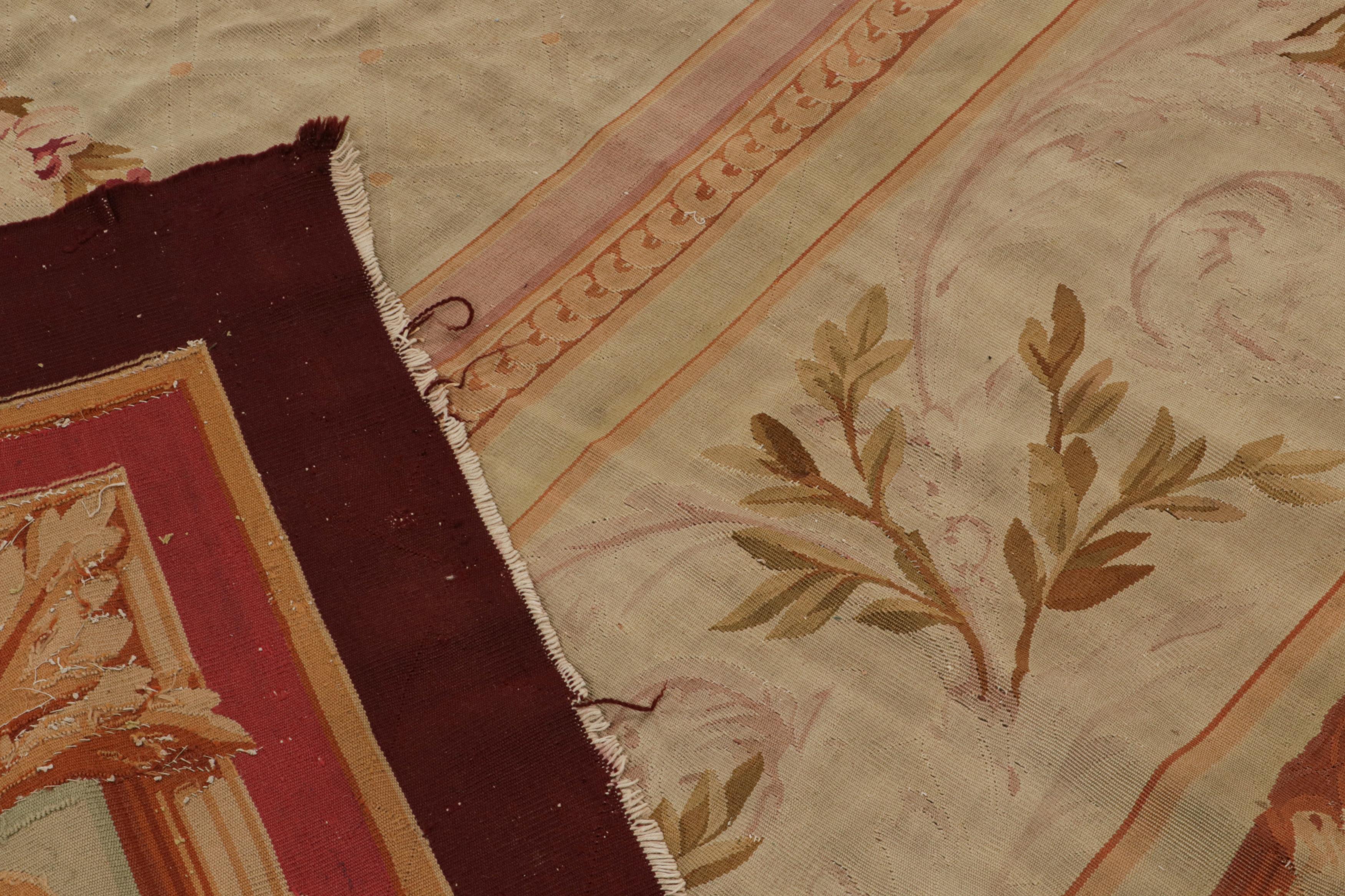 Antiker quadratischer Aubusson Flachgewebe-Blumenteppich in Creme und Rosa (Wolle) im Angebot