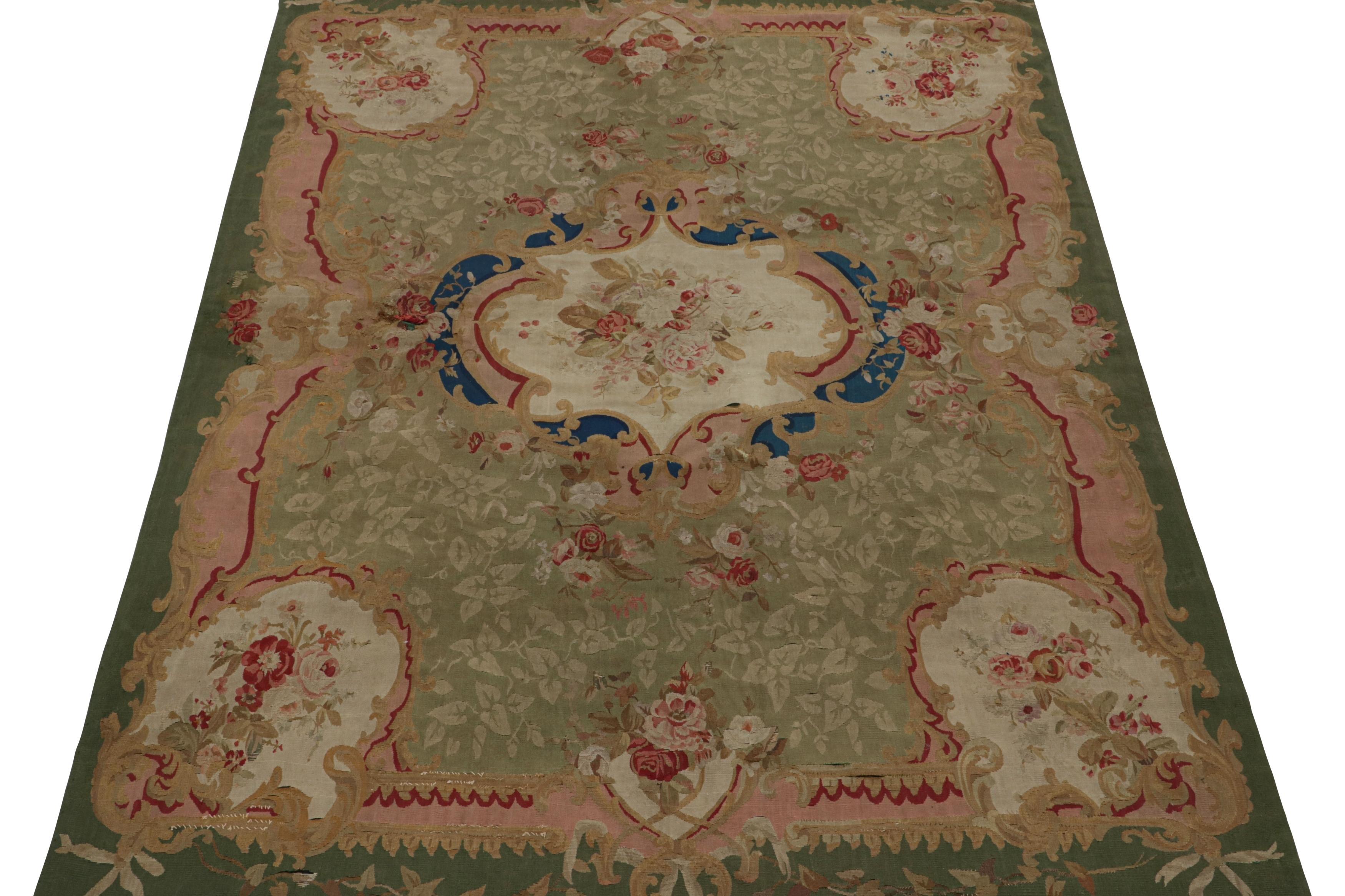 Français Tapis d'Aubusson tissé à plat ancien en vert et rose avec fleurs, de Rug & Kilim en vente