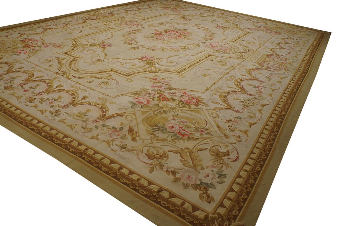 Late 20th Century Aubusson Carpet ( 14' 3'' x 19' - 435 x 580 cm ) In Good Condition For Sale In New York, NY