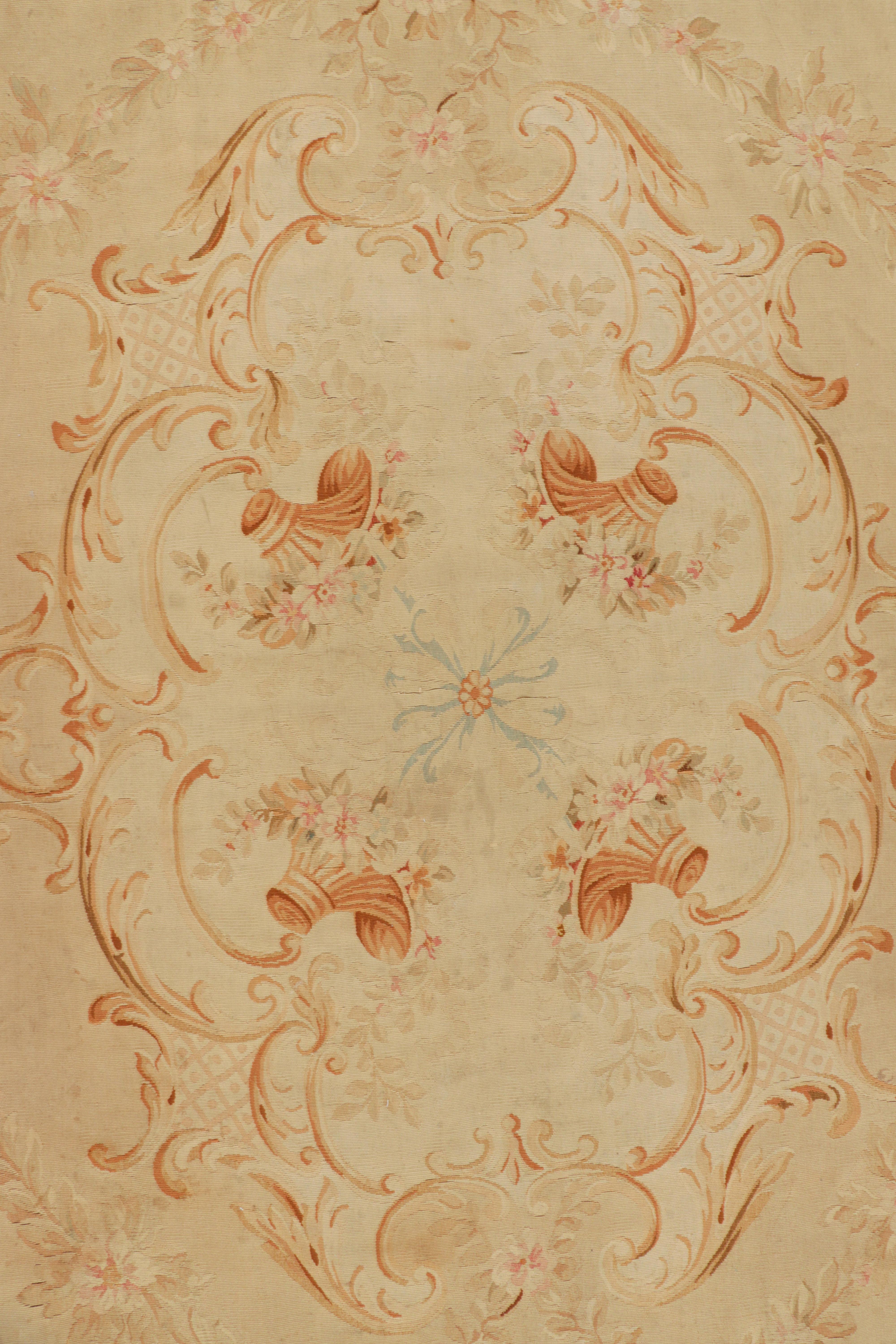 Français Tapis d'Aubusson antique beige et orange avec médaillon floral - Rug & Kilim en vente