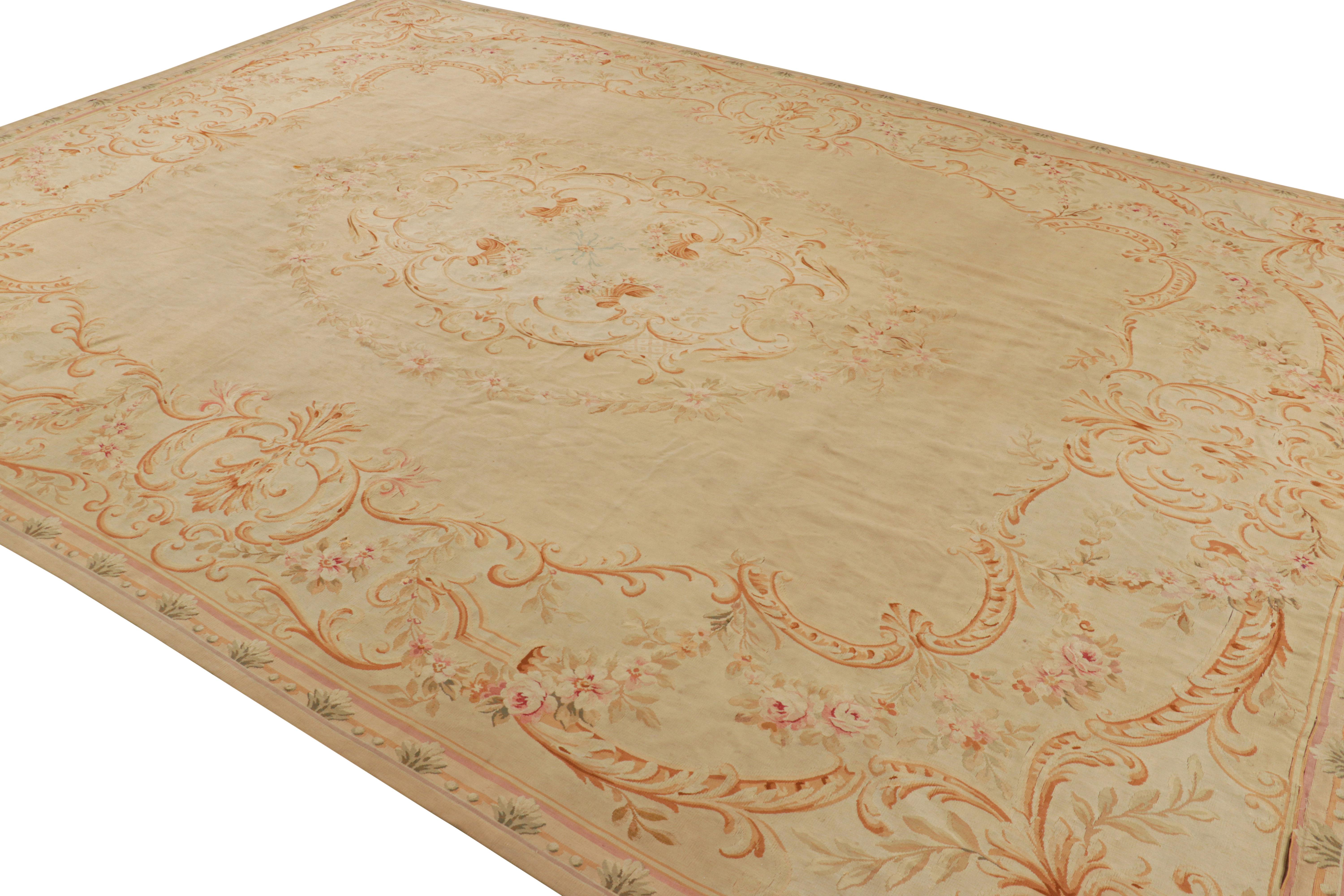 Peint à la main Tapis d'Aubusson antique beige et orange avec médaillon floral - Rug & Kilim en vente