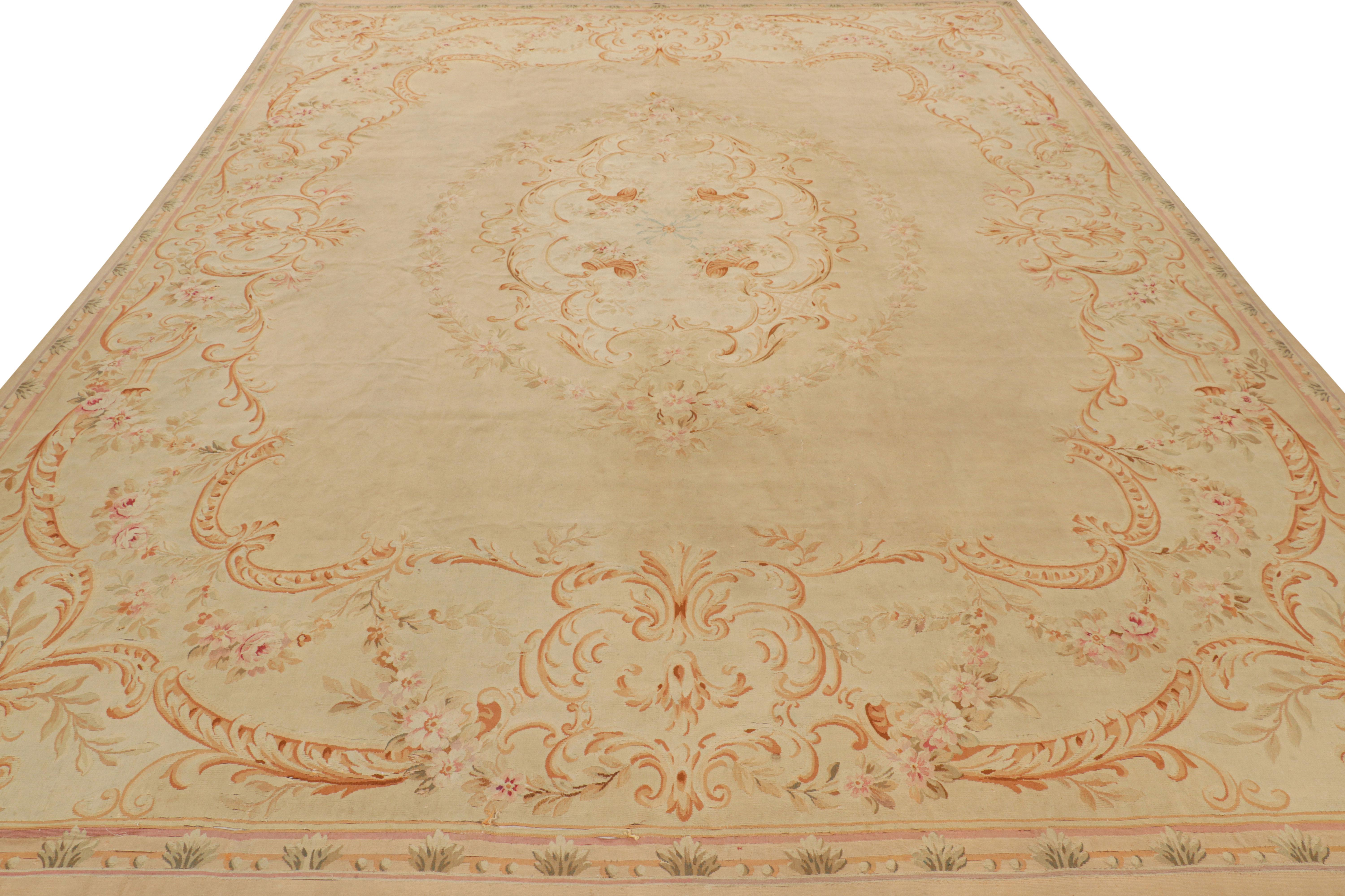 Tapis d'Aubusson antique beige et orange avec médaillon floral - Rug & Kilim Bon état - En vente à Long Island City, NY