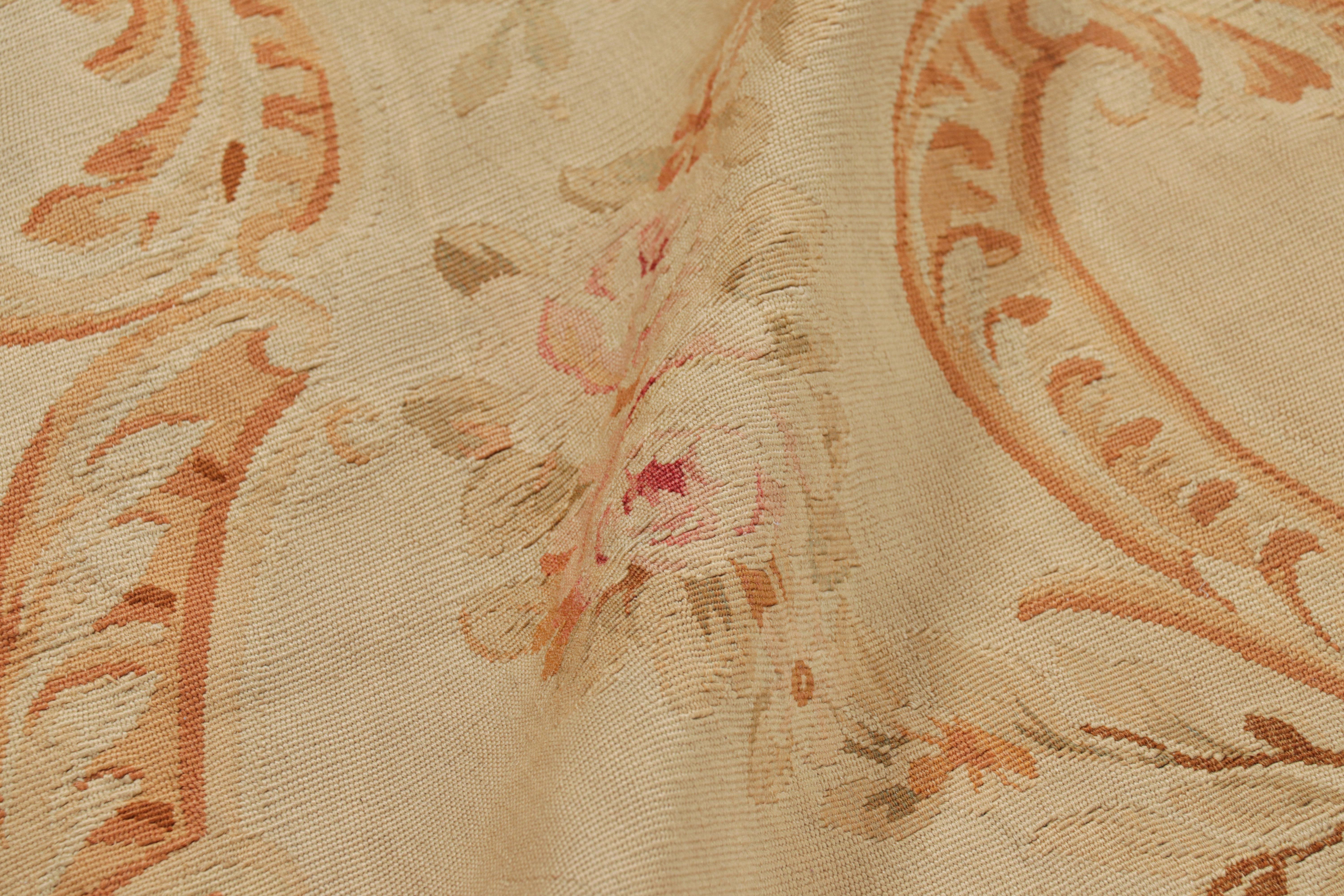 Laine Tapis d'Aubusson antique beige et orange avec médaillon floral - Rug & Kilim en vente