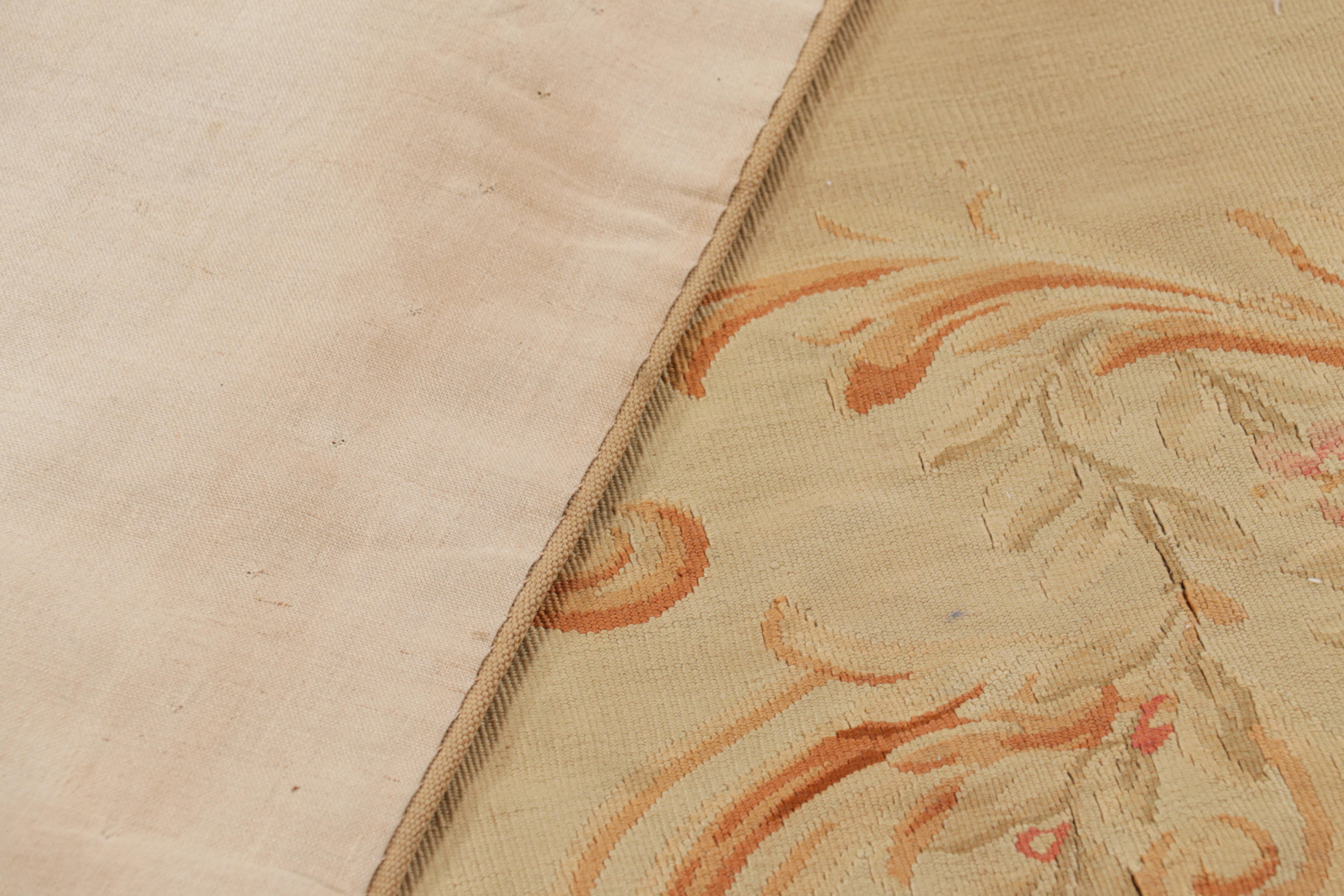 Tapis d'Aubusson antique beige et orange avec médaillon floral - Rug & Kilim en vente 1