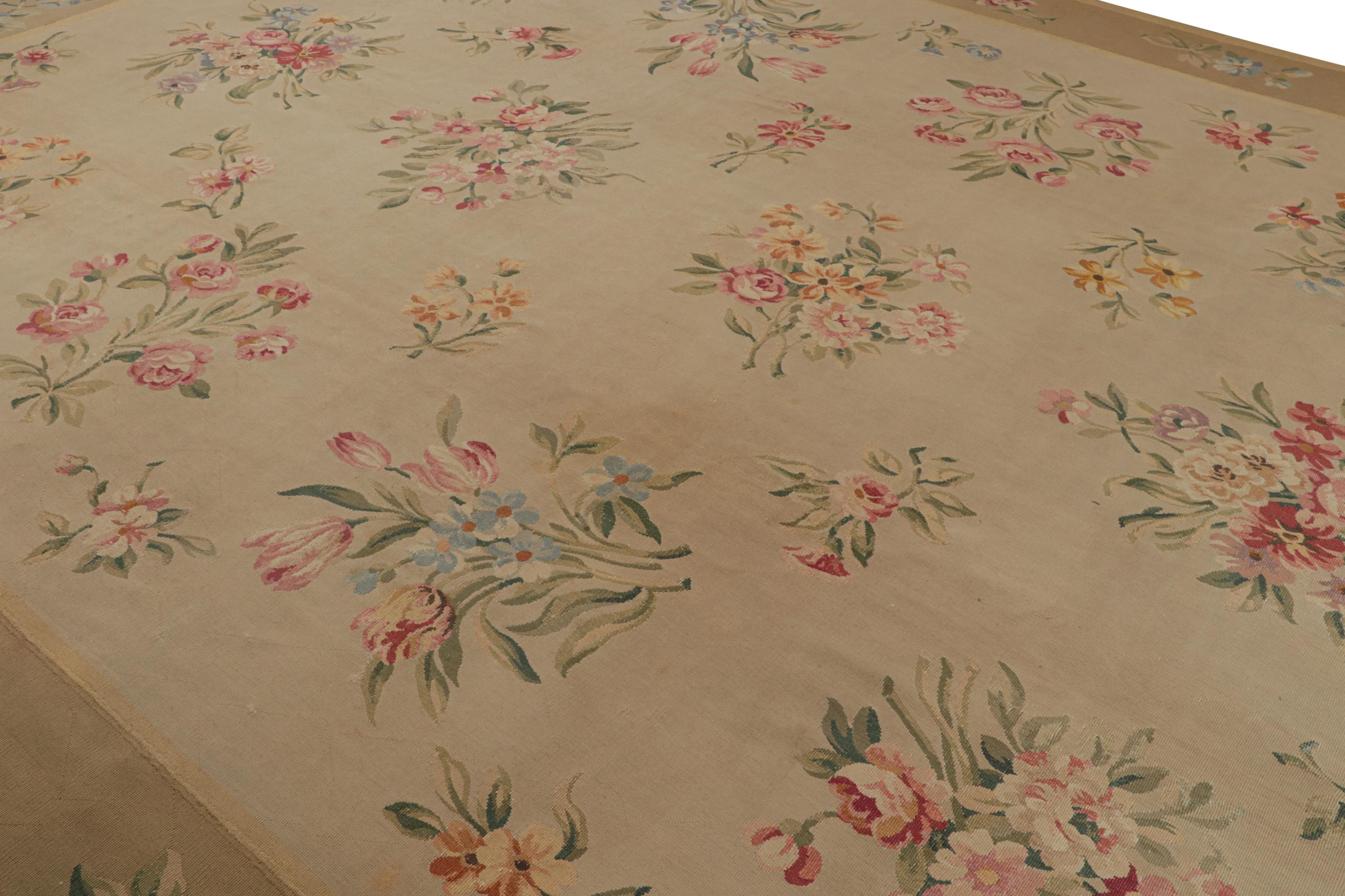 Dieser antike Aubusson-Teppich im Format 13x17 ist ein handgewebter Flachgewebe-Teppich aus Wolle und eine Neuvorstellung der europäischen Teppichkollektion von Rug & Kilim, deren Ursprung auf die Zeit um 1890-1900 zurückgeht.

Über das Design: