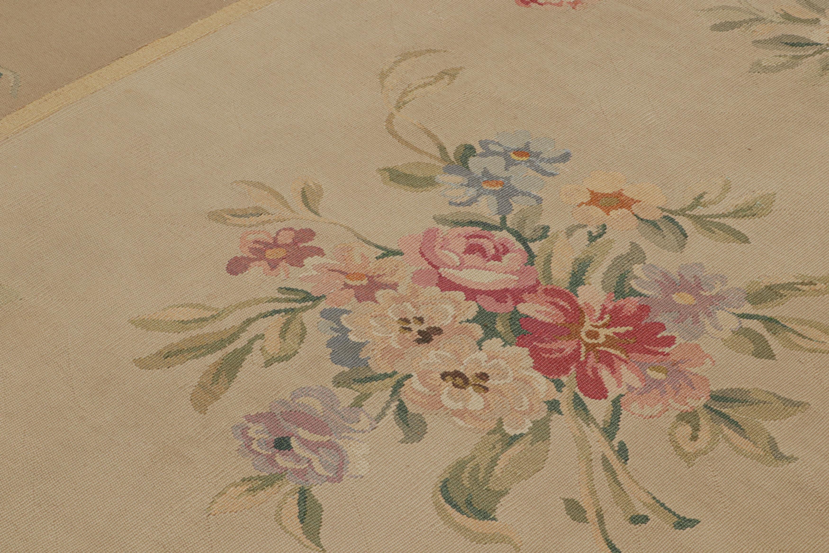 Antiker Aubusson-Teppich in Brown-Braun mit Blumenmustern, von Rug & Kilim (Kelim) im Angebot