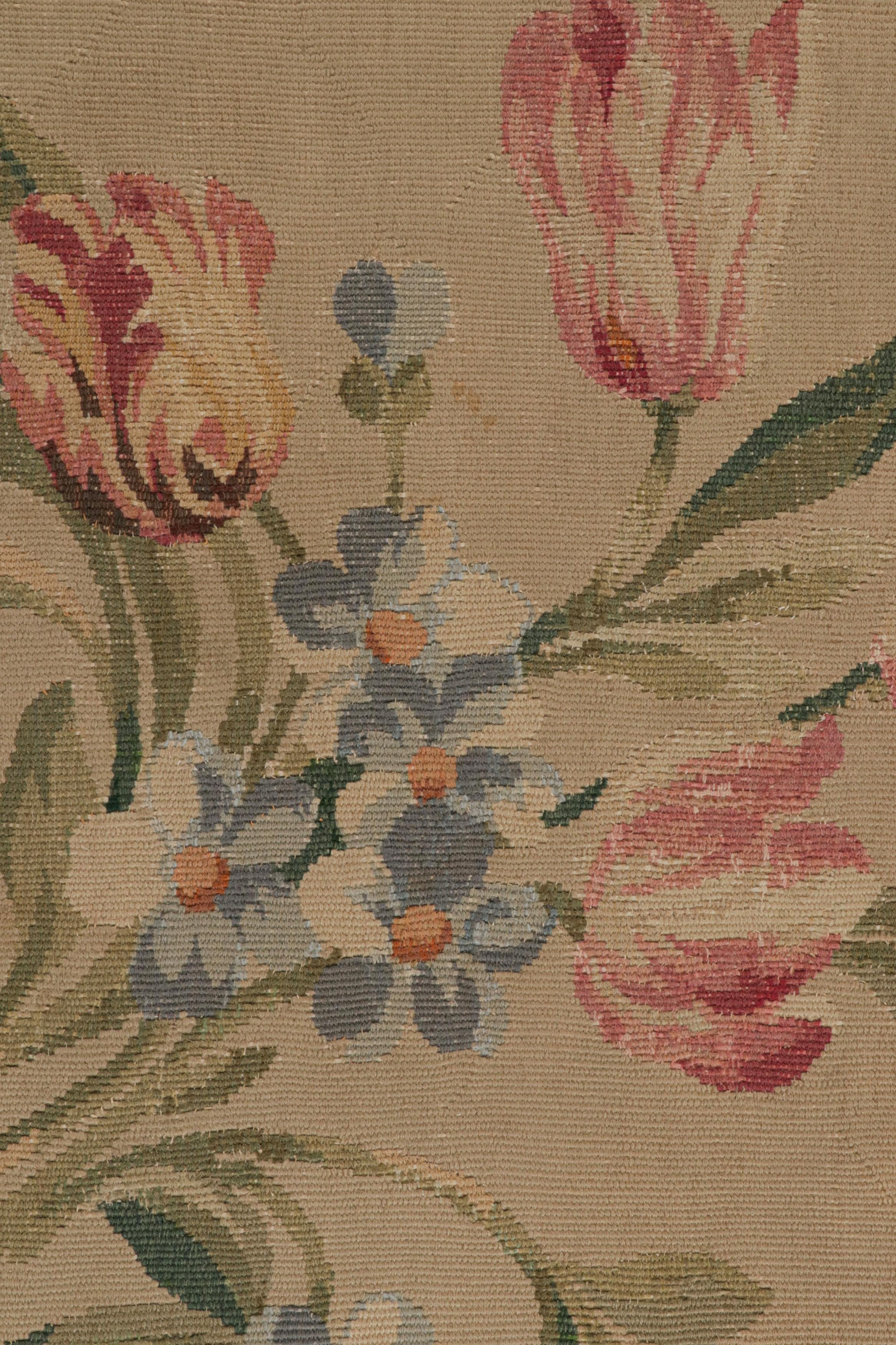 Antiker Aubusson-Teppich in Brown-Braun mit Blumenmustern, von Rug & Kilim im Zustand „Gut“ im Angebot in Long Island City, NY