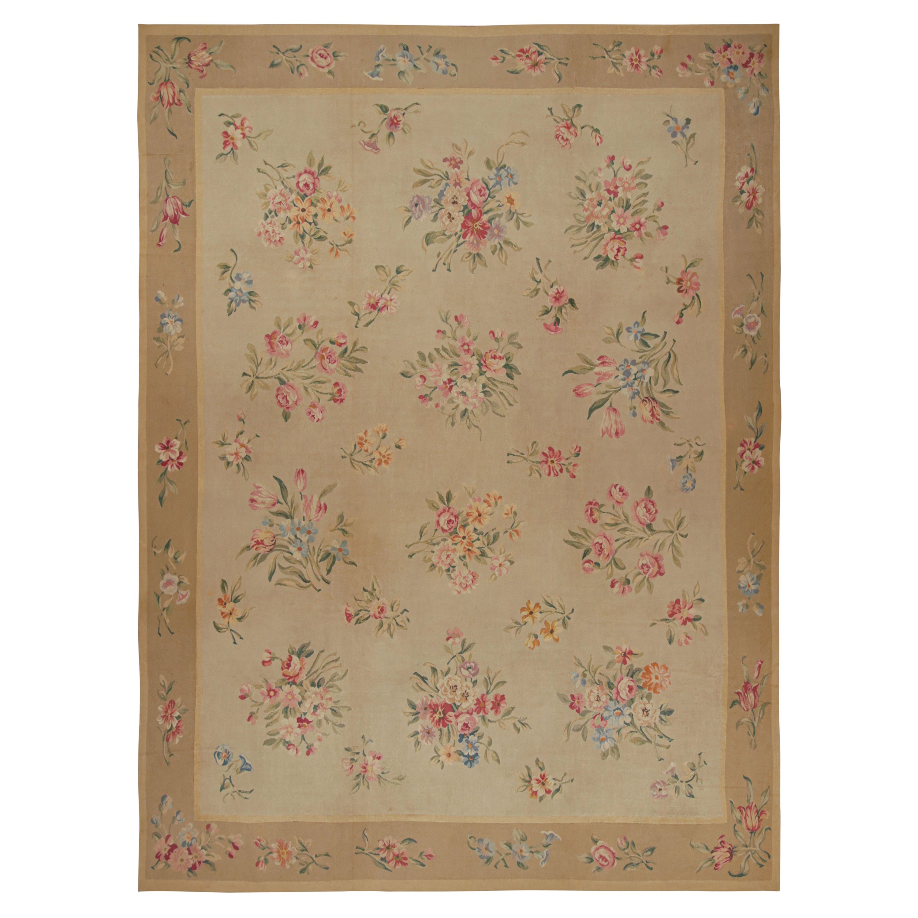 Tapis d'Aubusson antique beige-brun à motifs floraux, de Rug & Kilim