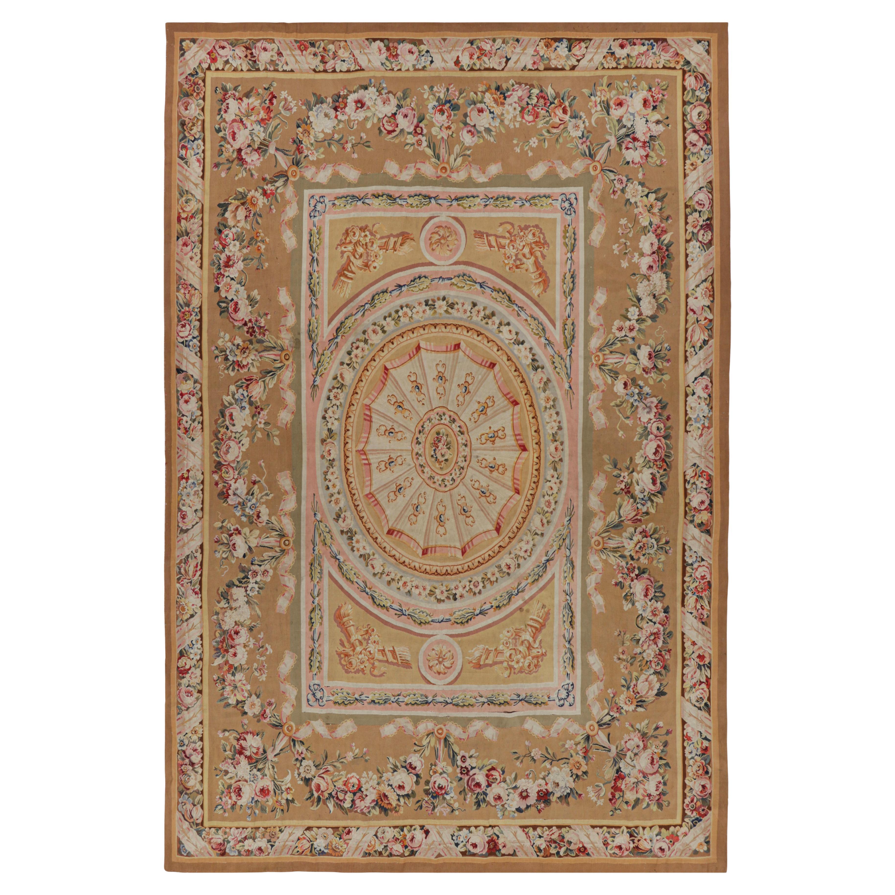 Tapis ancien d'Aubusson en beige-brun avec médaillon et fleurs