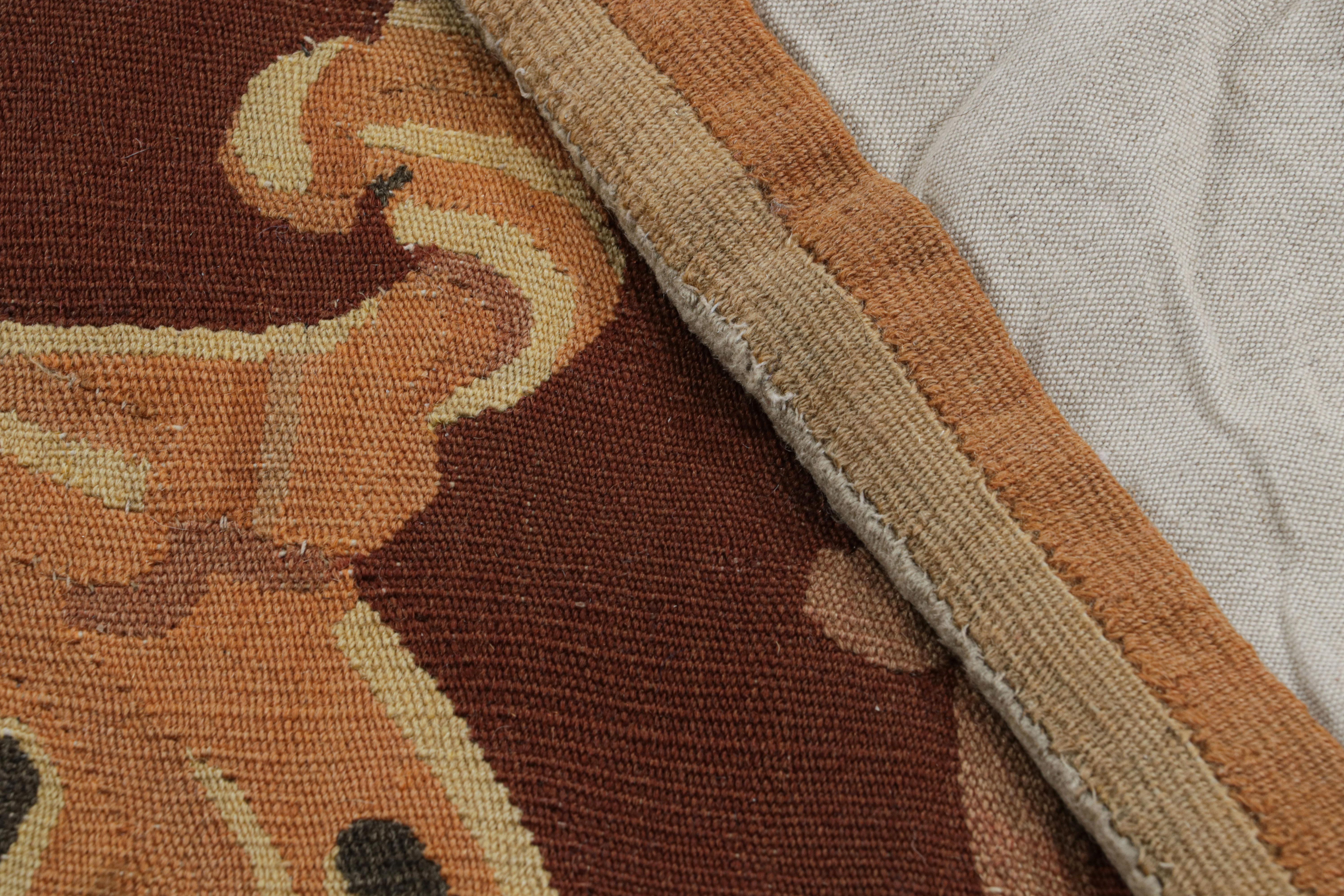 Antiker Aubusson-Teppich in Brown mit floralem Medaillon (Wolle) im Angebot