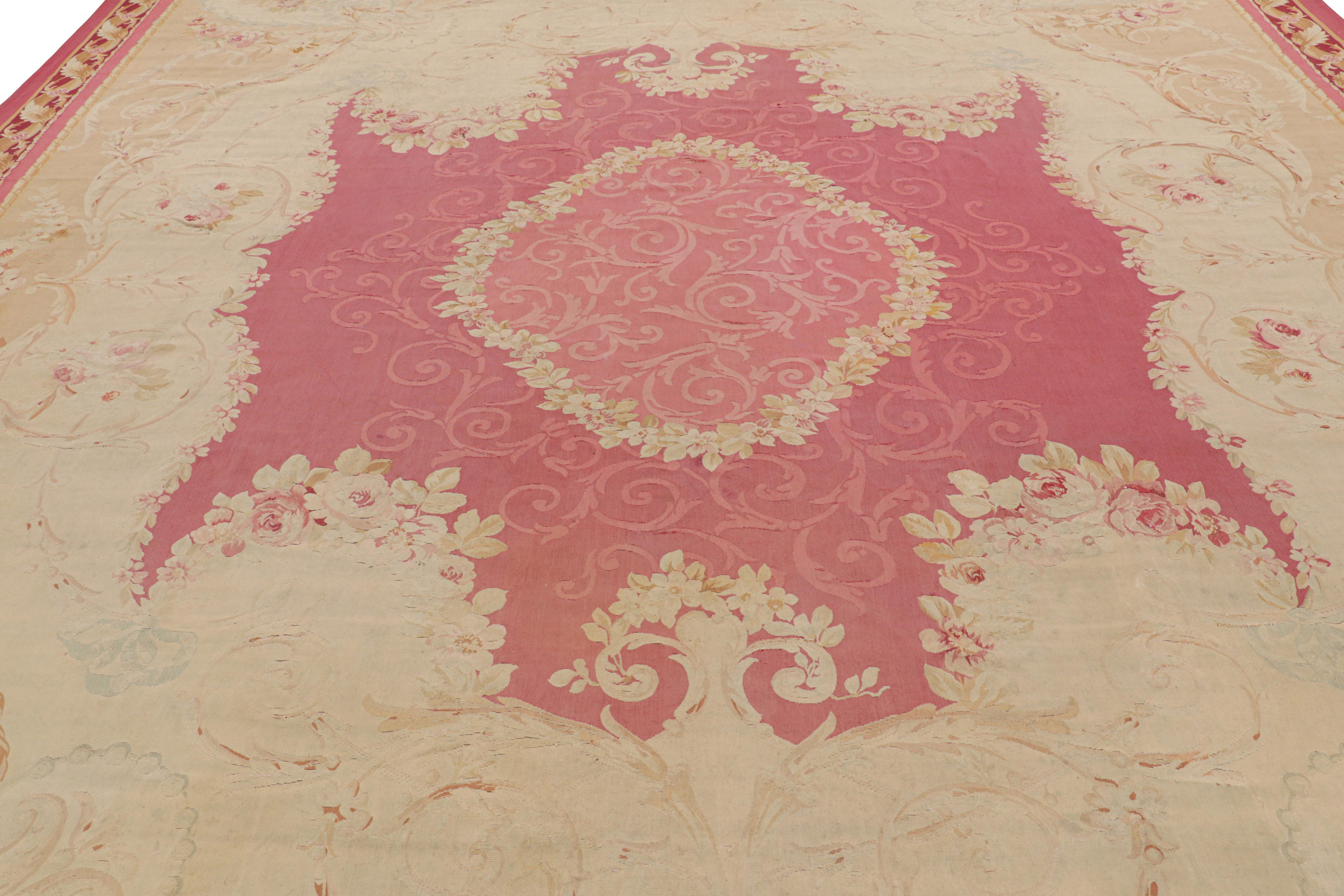 Questo tappeto Aubusson antico 12×16 è una nuova ed entusiasmante aggiunta alla collezione di tappeti europei di Rug & Kilim: un capolavoro dello stile neoclassico francese a trama piatta, tessuto a mano in lana e si ritiene che provenga dalla