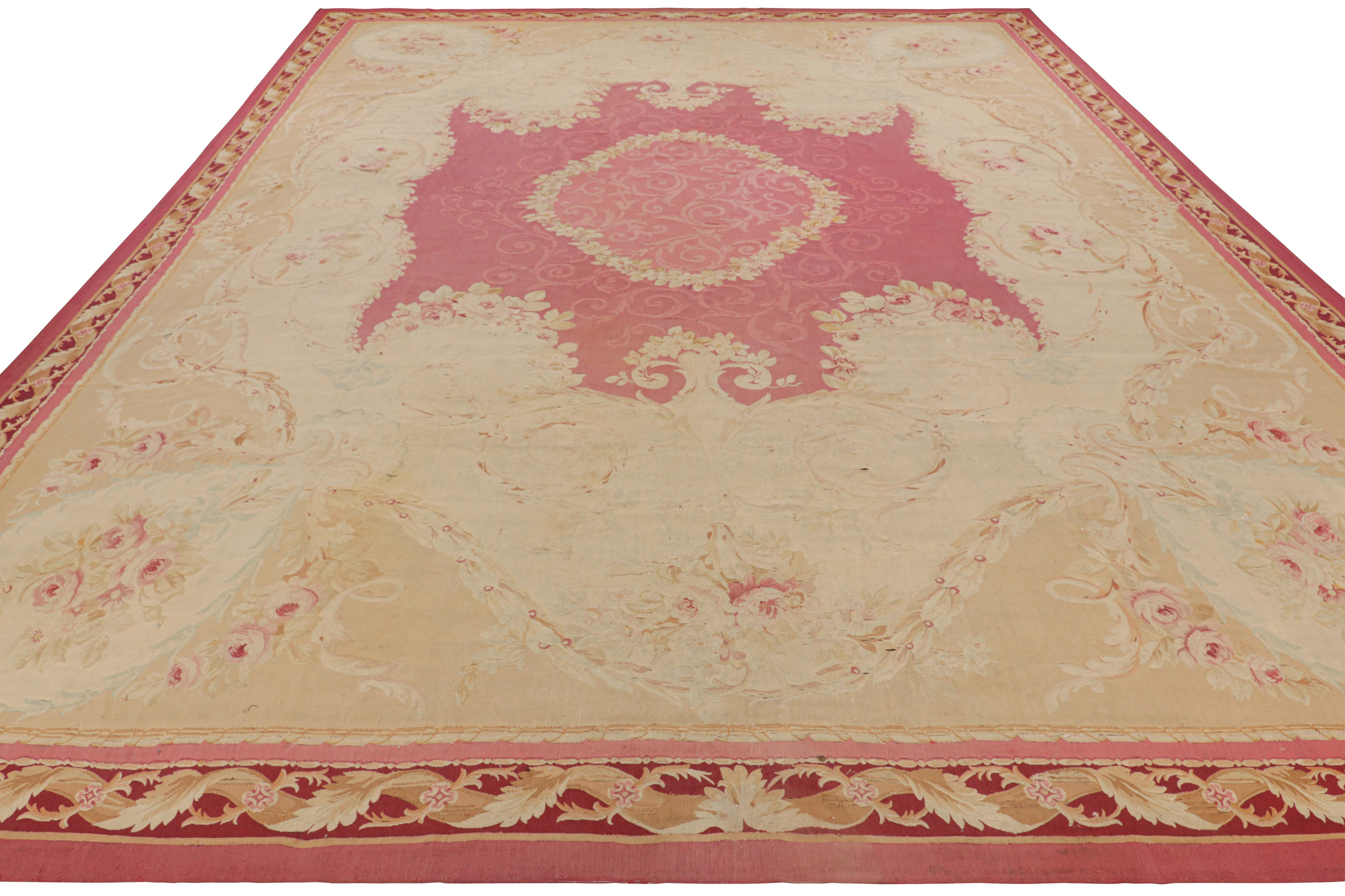 Annodato a mano Tappeto Aubusson antico in crema e rosa con motivi floreali, da Rug & Kilim in vendita