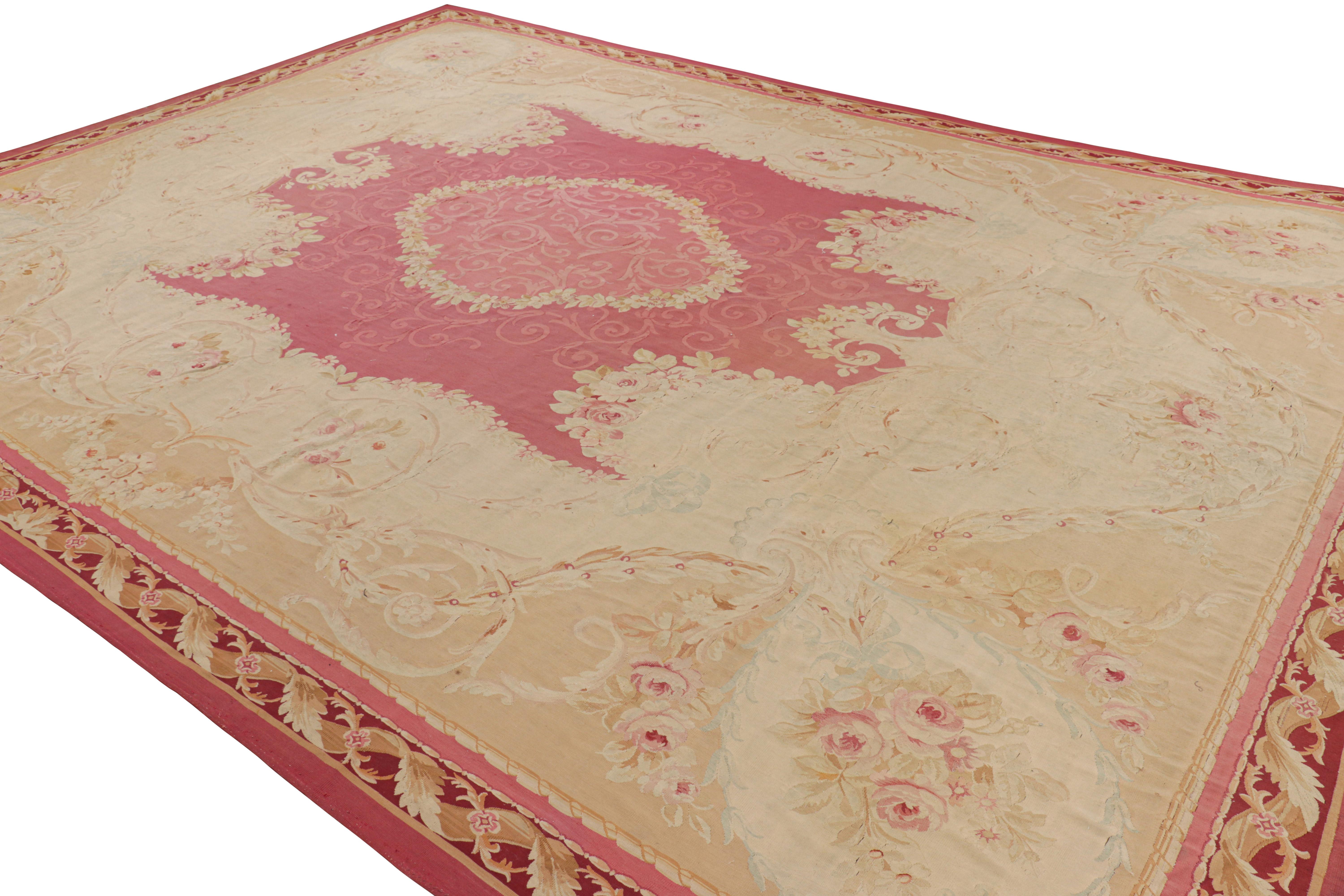 Tappeto Aubusson antico in crema e rosa con motivi floreali, da Rug & Kilim In condizioni buone in vendita a Long Island City, NY