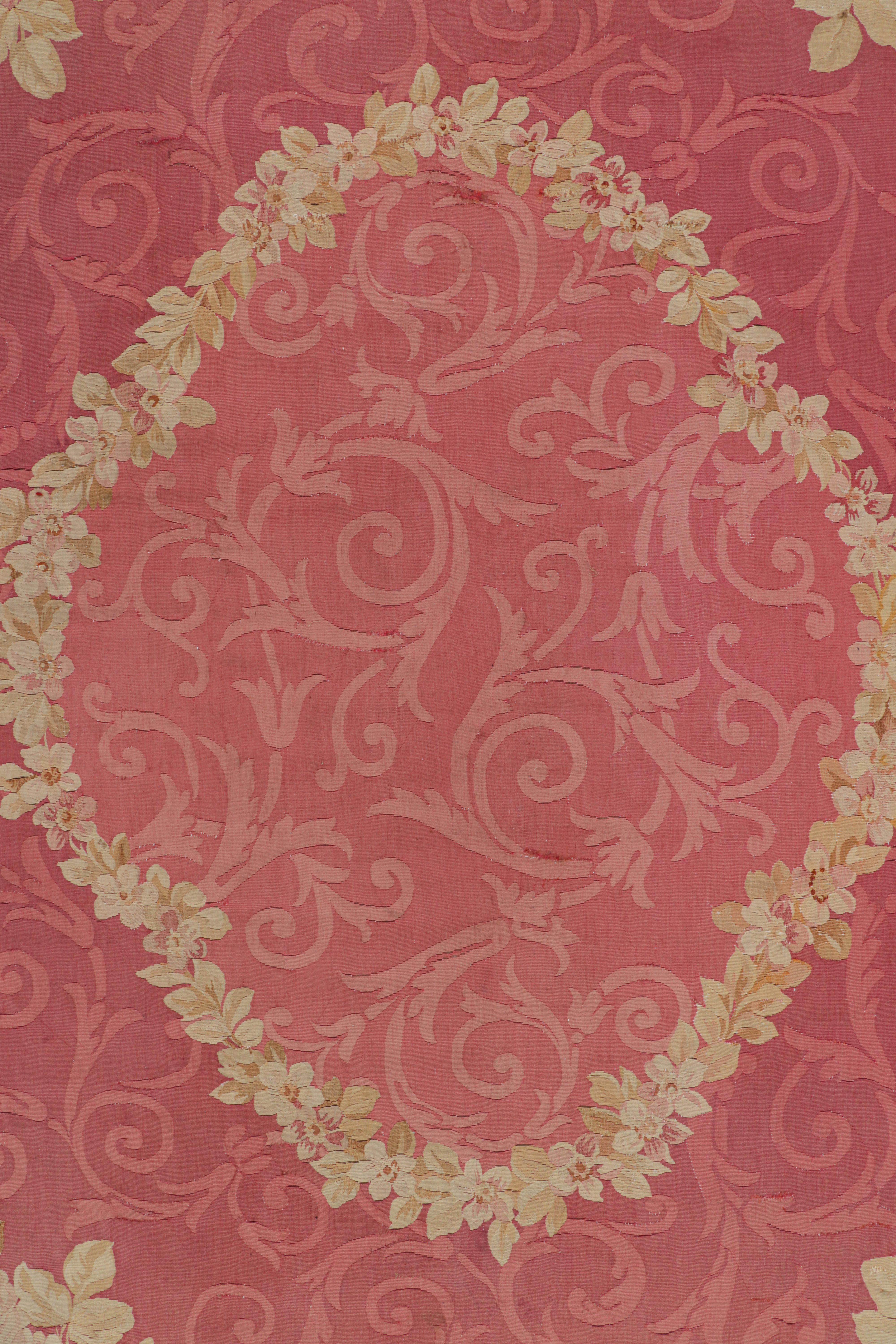 Lana Tappeto Aubusson antico in crema e rosa con motivi floreali, da Rug & Kilim in vendita