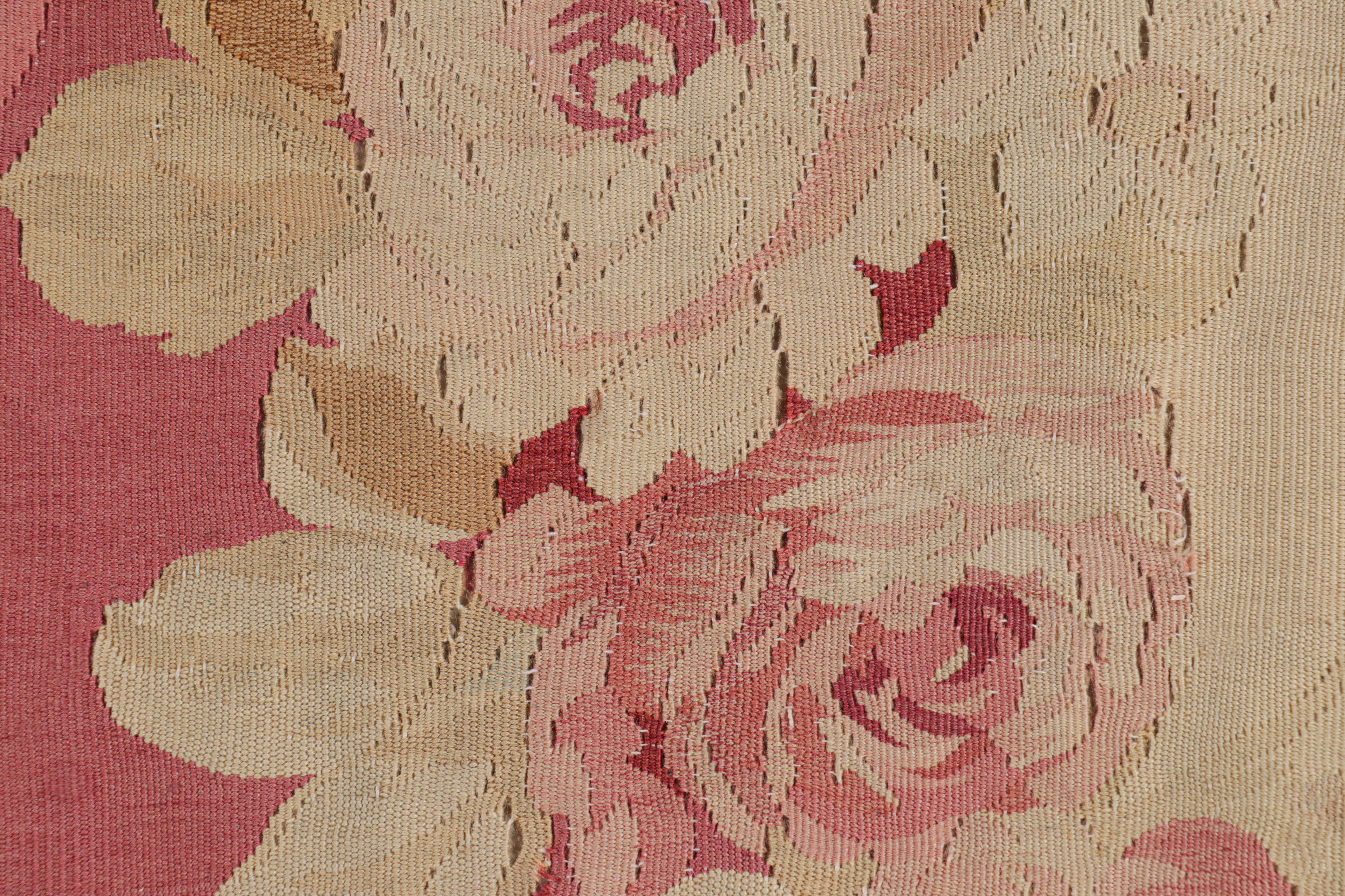 Tappeto Aubusson antico in crema e rosa con motivi floreali, da Rug & Kilim in vendita 1