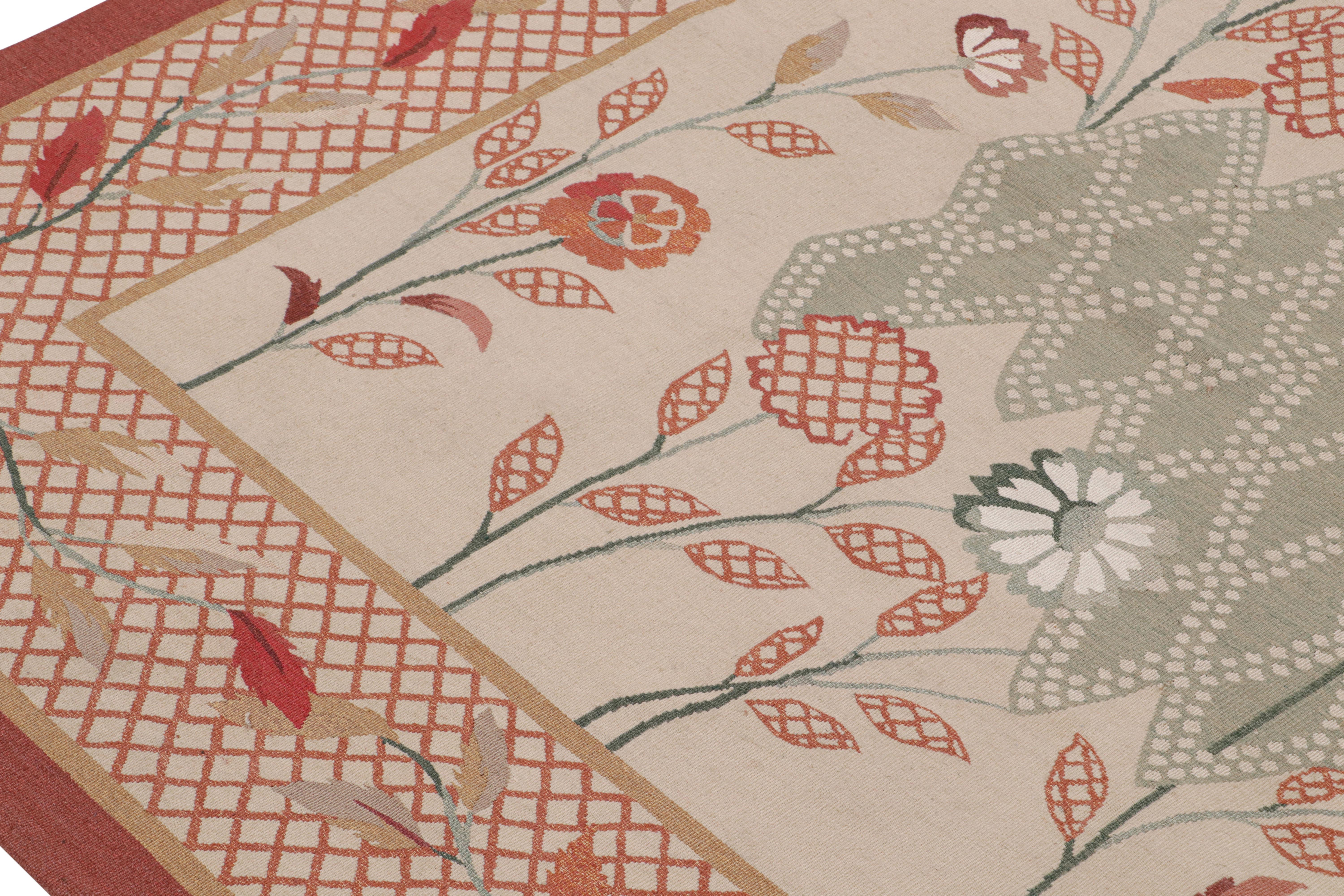 Antiker Aubusson-Teppich mit beige-braunen, grünen und roten Blumen, von Rug & Kilim (Chinesisch) im Angebot