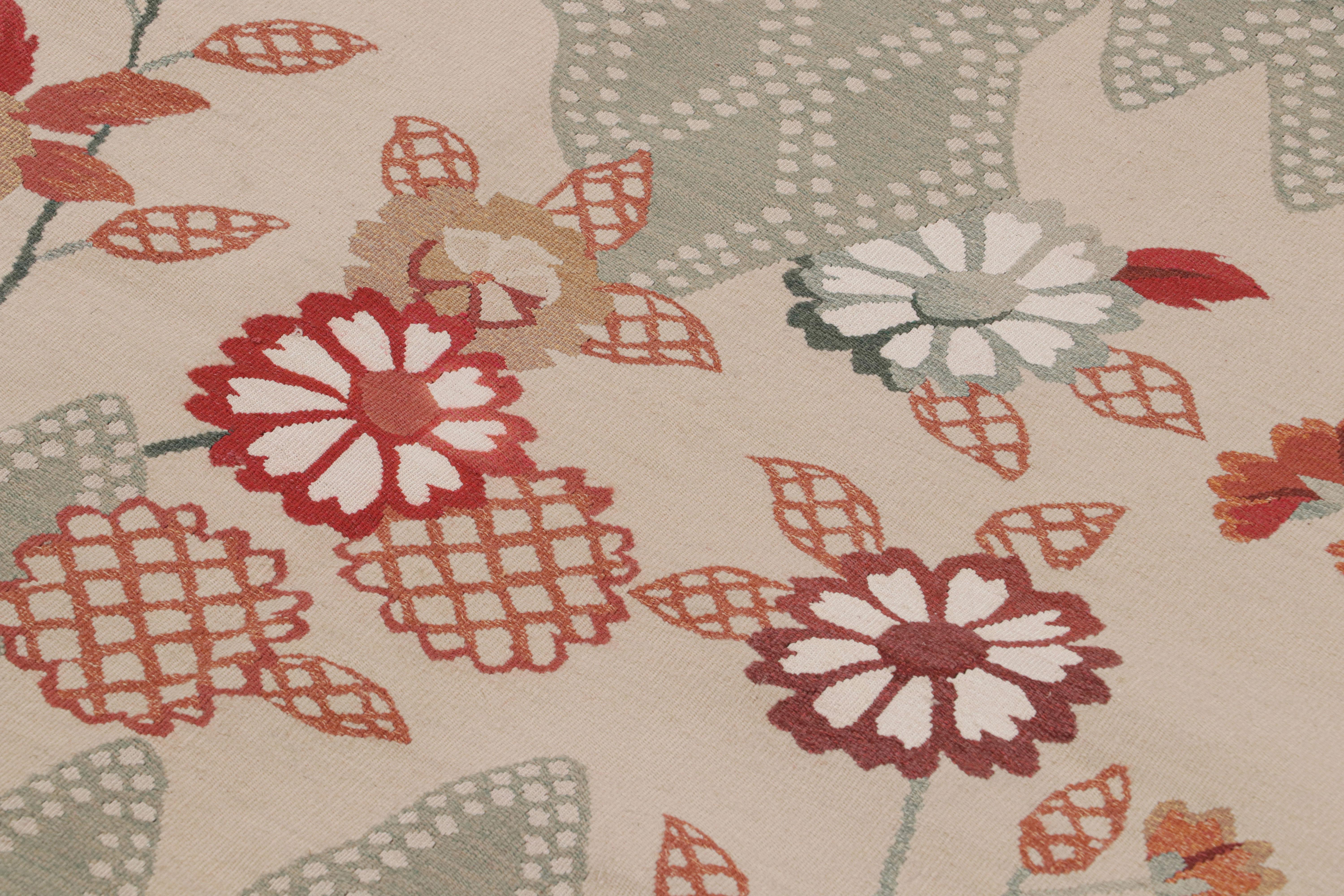 Antiker Aubusson-Teppich mit beige-braunen, grünen und roten Blumen, von Rug & Kilim (21. Jahrhundert und zeitgenössisch) im Angebot