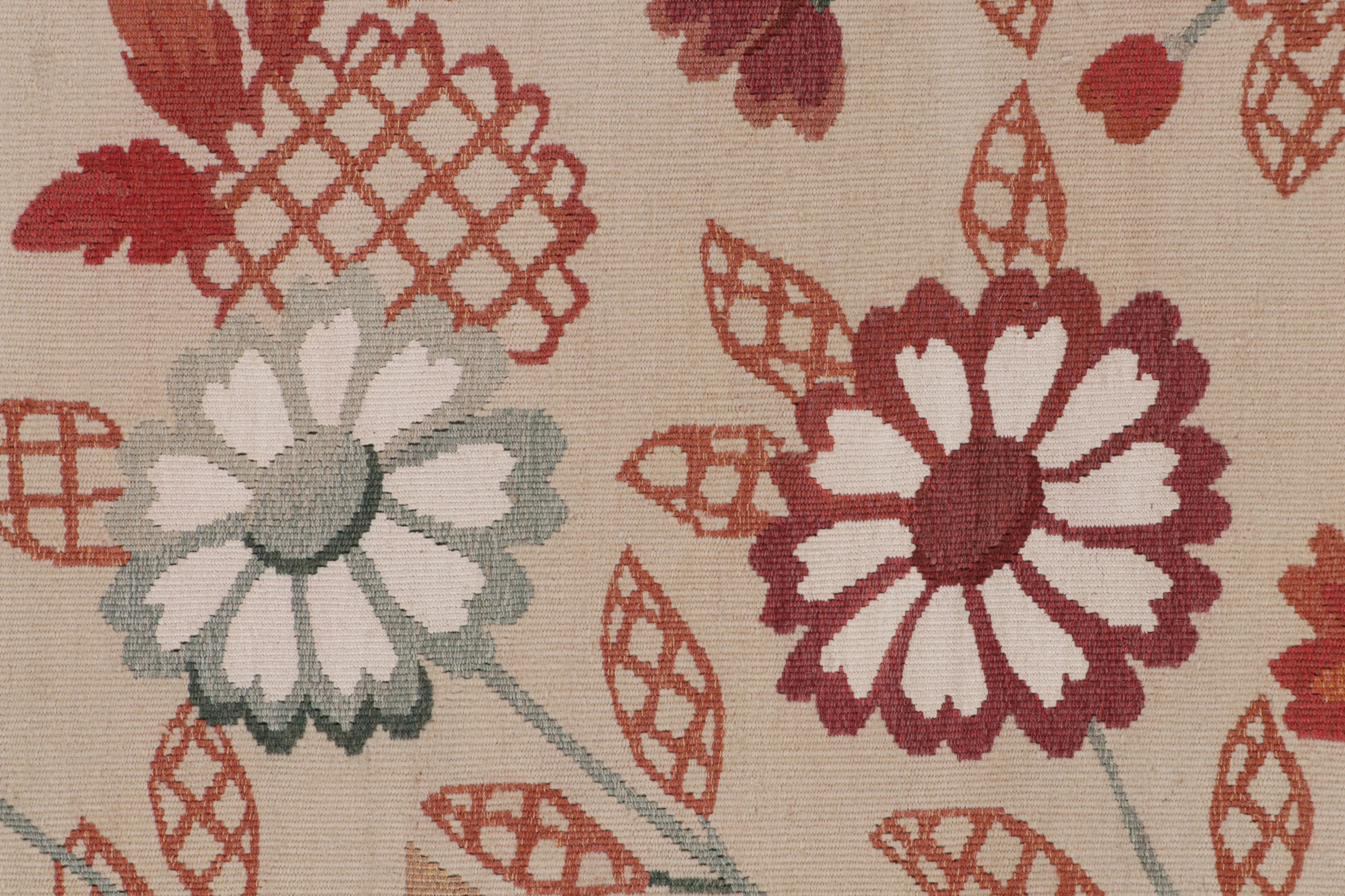 Antiker Aubusson-Teppich mit beige-braunen, grünen und roten Blumen, von Rug & Kilim (Wolle) im Angebot