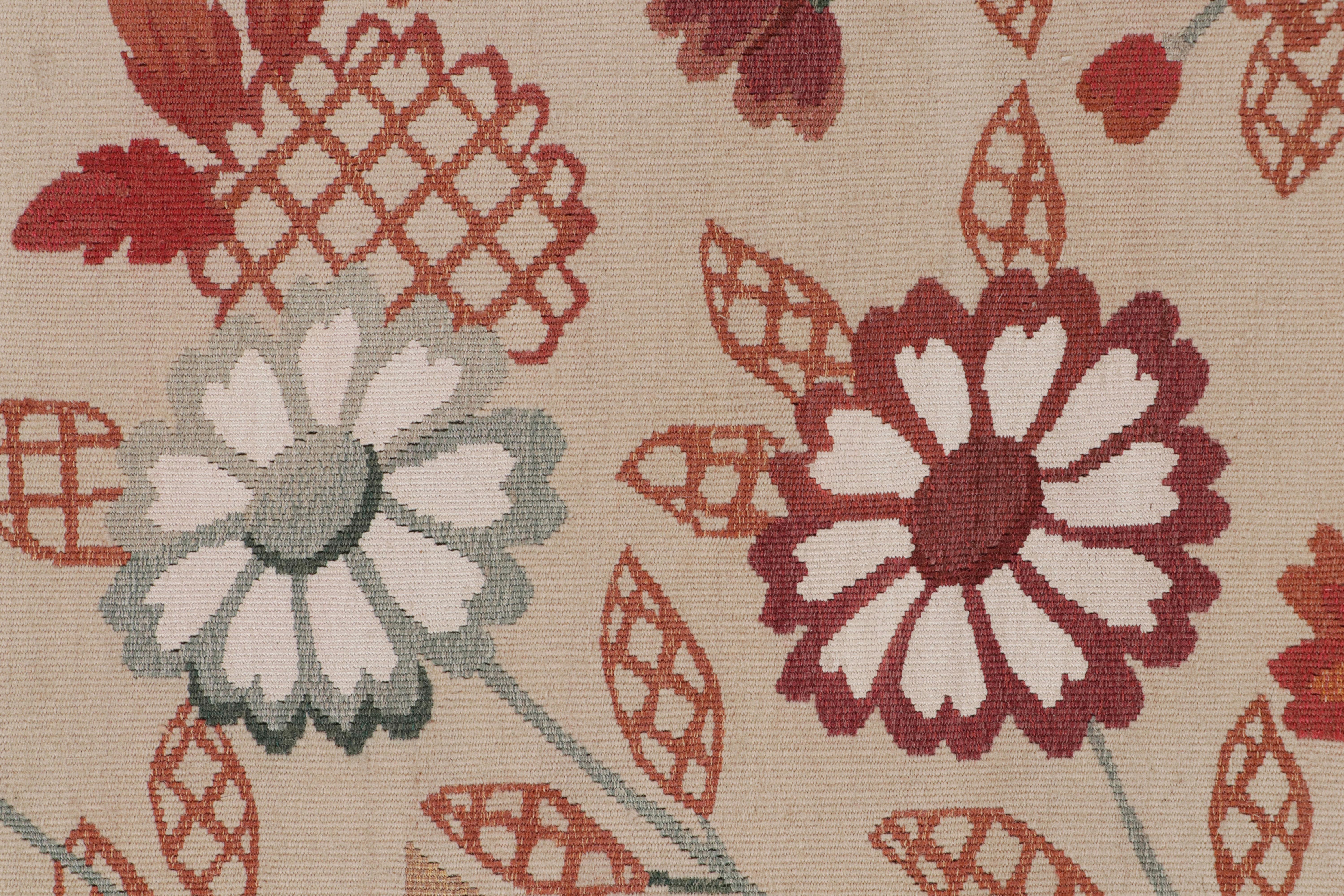 Lana Tappeto Aubusson di Rug & Kilim, Crema con motivi floreali rossi e Sage in vendita