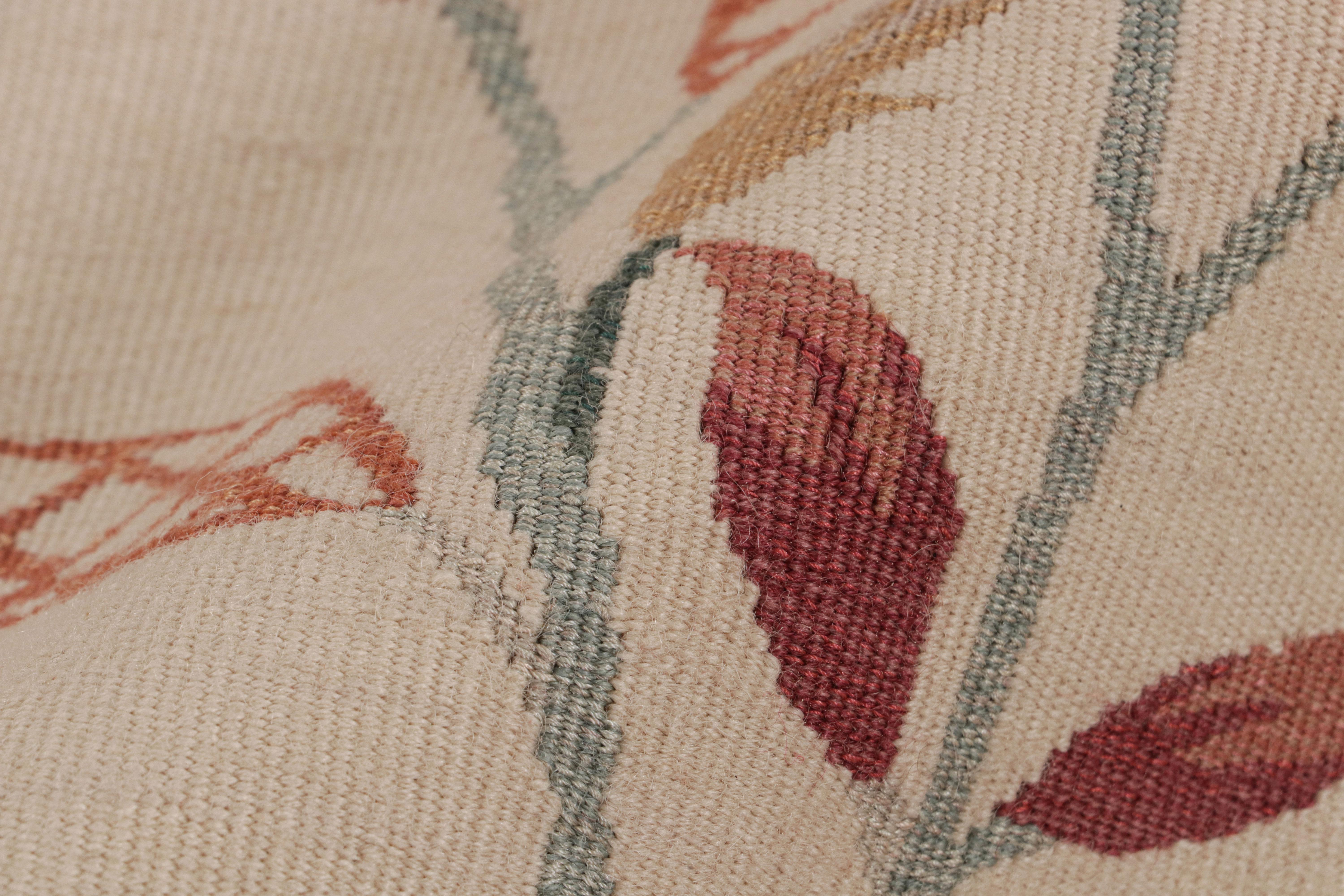 Antiker Aubusson-Teppich mit beige-braunen, grünen und roten Blumen, von Rug & Kilim im Angebot 1