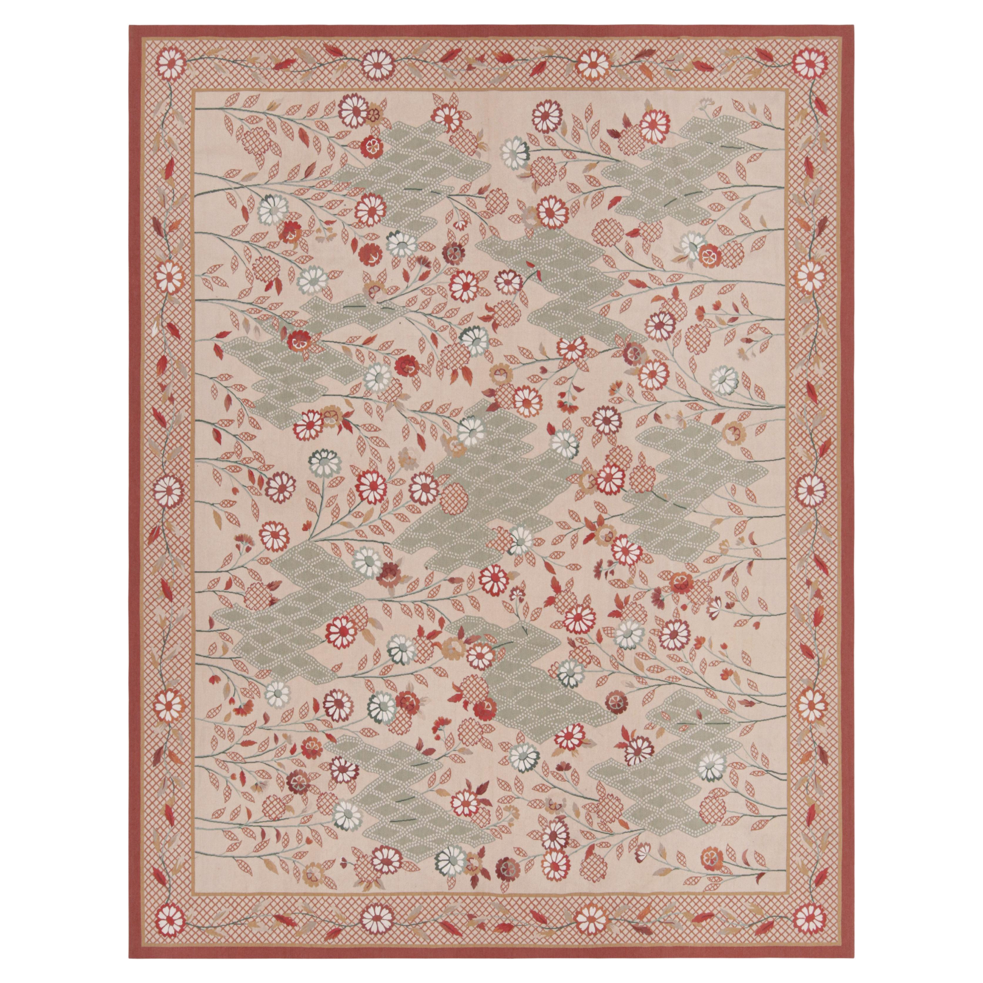 Antiker Aubusson-Teppich mit beige-braunen, grünen und roten Blumen, von Rug & Kilim im Angebot