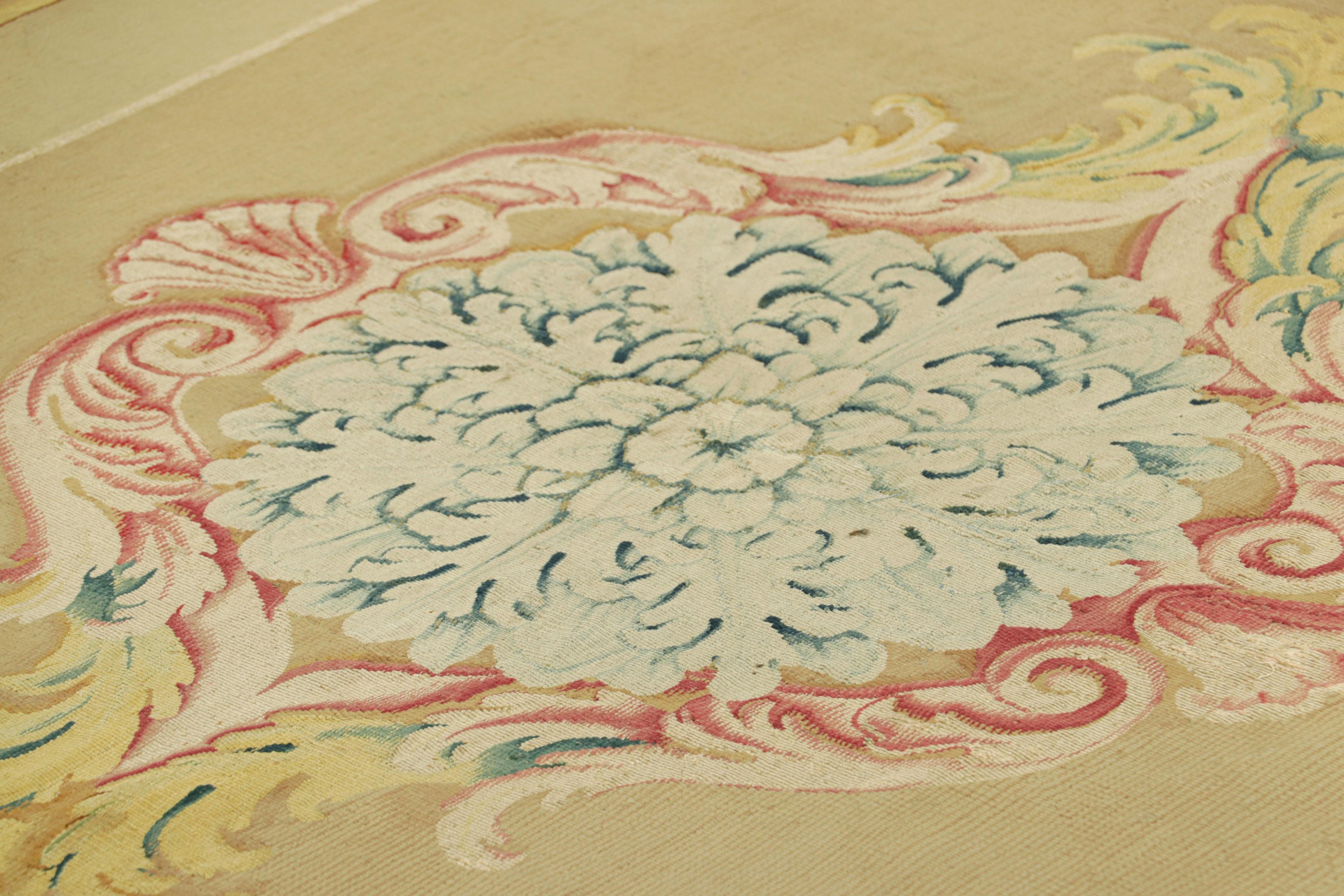 Cette paire de tapis d'Aubusson anciens de 4x8 est une nouvelle addition à la collection de tapis européens de Rug & Kilim. Il s'agit d'un chef-d'œuvre du style néoclassique français à tissage plat et de l'une des rares paires de pièces jumelles de