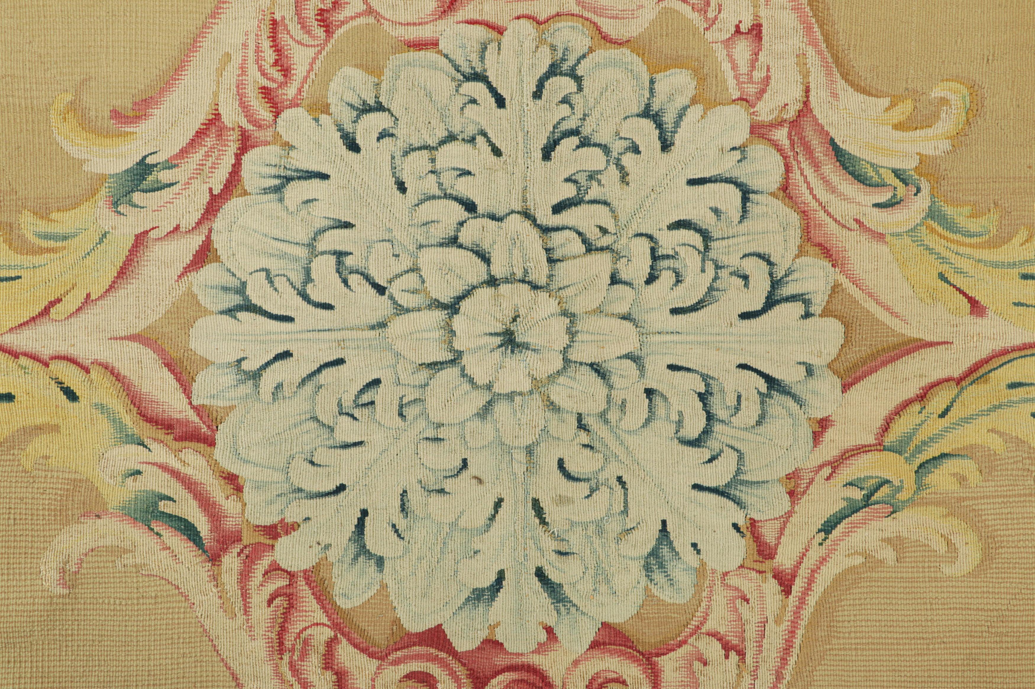 Français Tapis de couloir Aubusson ancien en crème beige avec médaillon floral  Rug & Kilim en vente