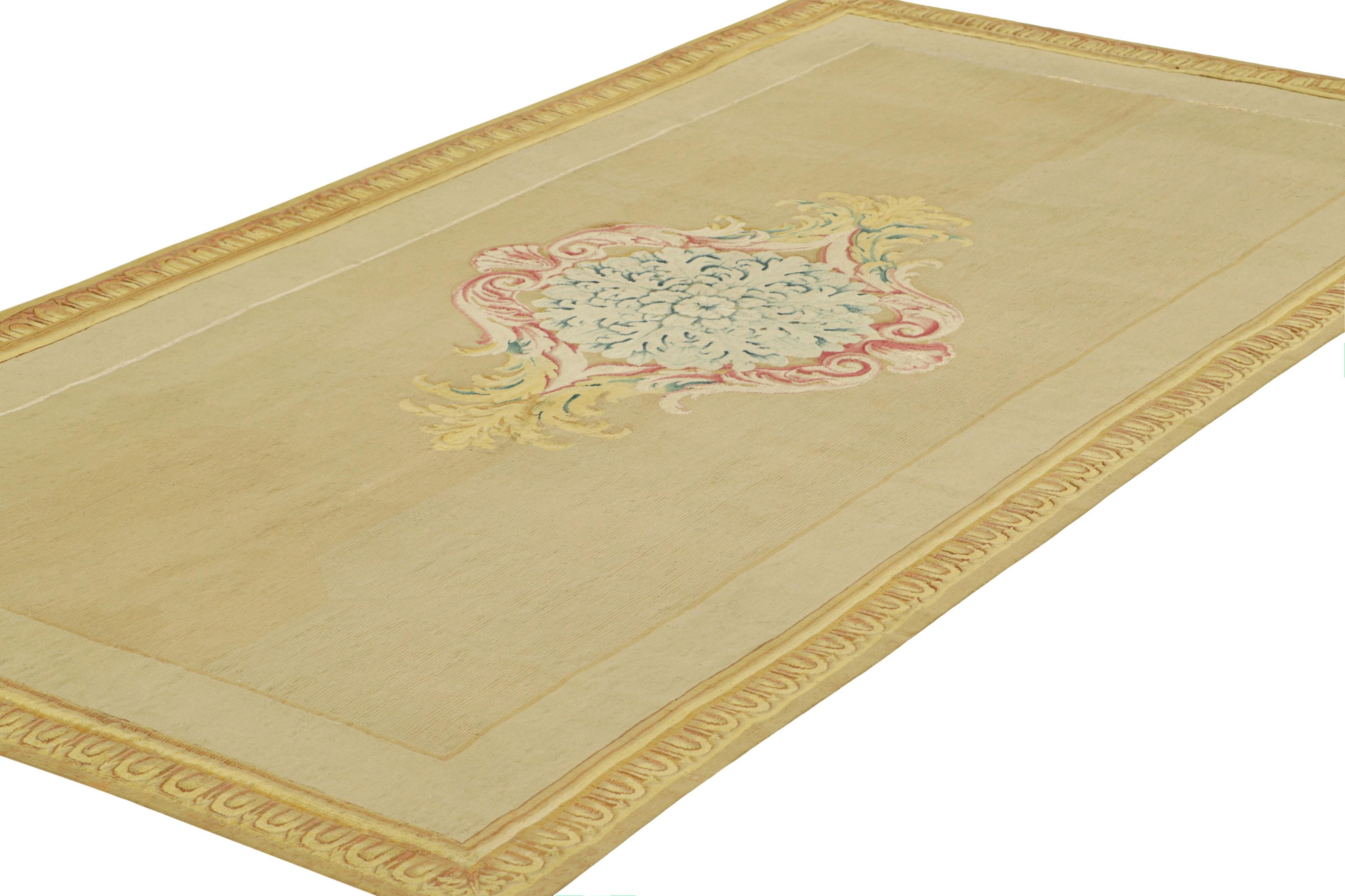 Noué à la main Tapis de couloir Aubusson ancien en crème beige avec médaillon floral  Rug & Kilim en vente