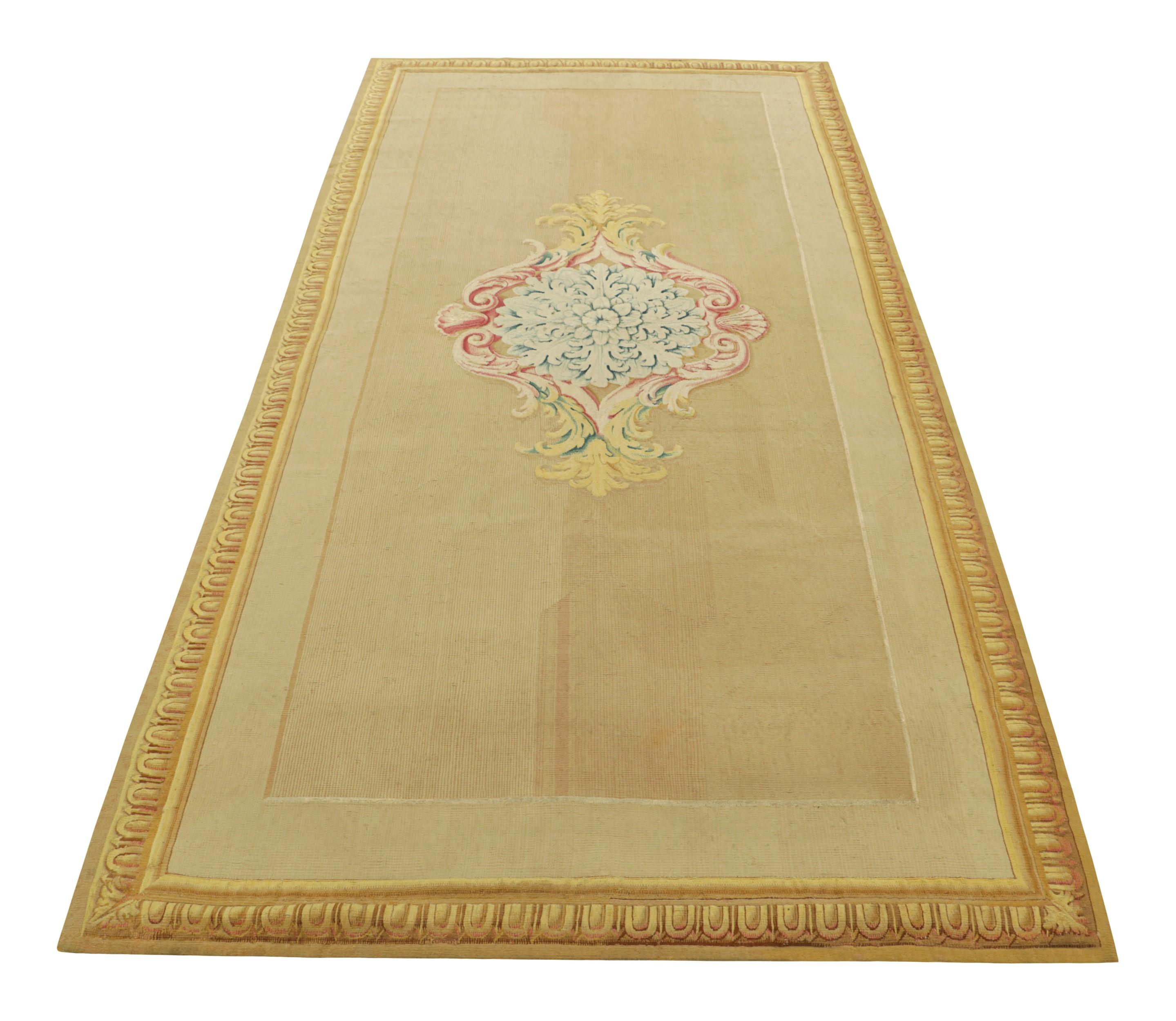 Tapis de couloir Aubusson ancien en crème beige avec médaillon floral  Rug & Kilim Bon état - En vente à Long Island City, NY