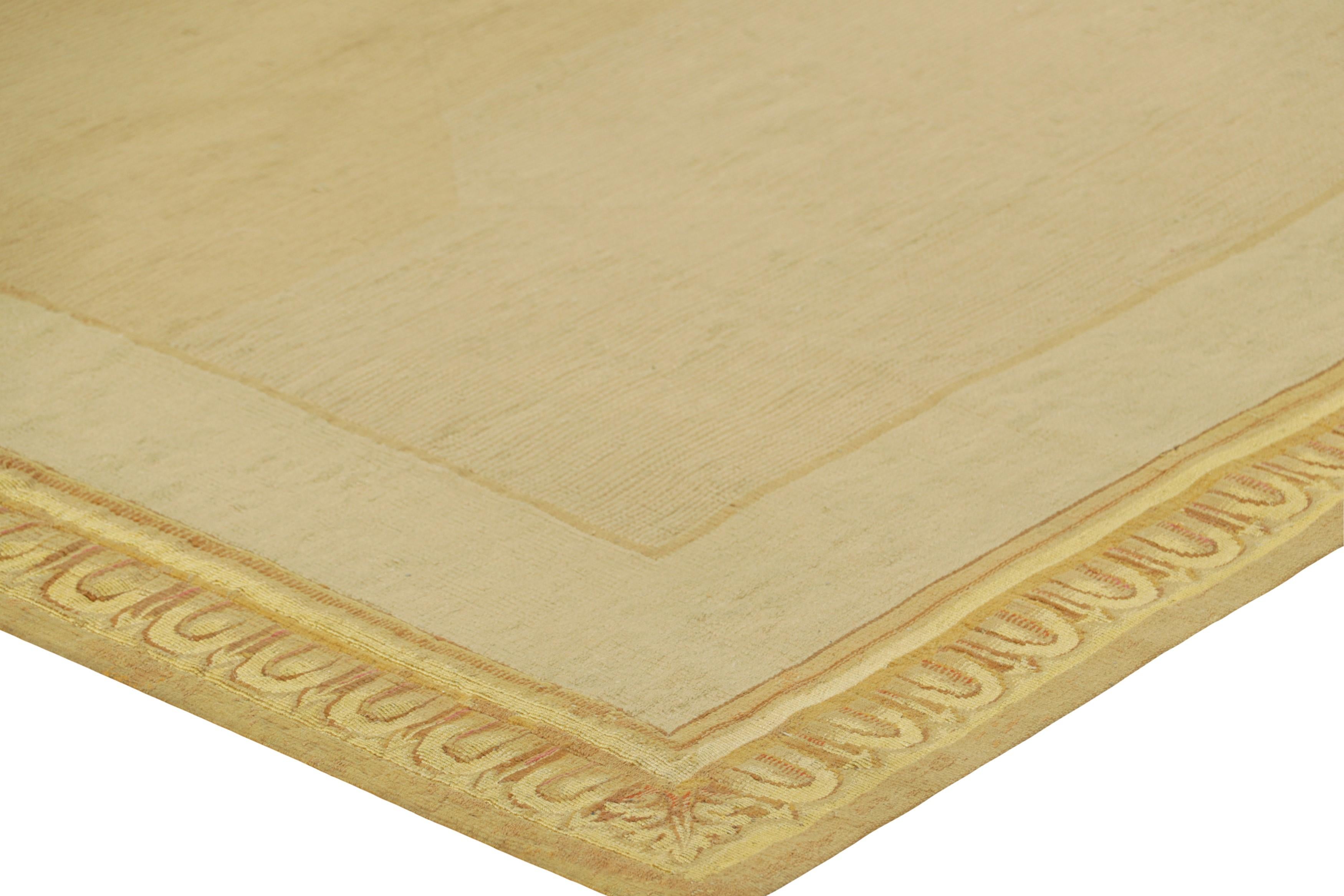 Début du 20ème siècle Tapis de couloir Aubusson ancien en crème beige avec médaillon floral  Rug & Kilim en vente