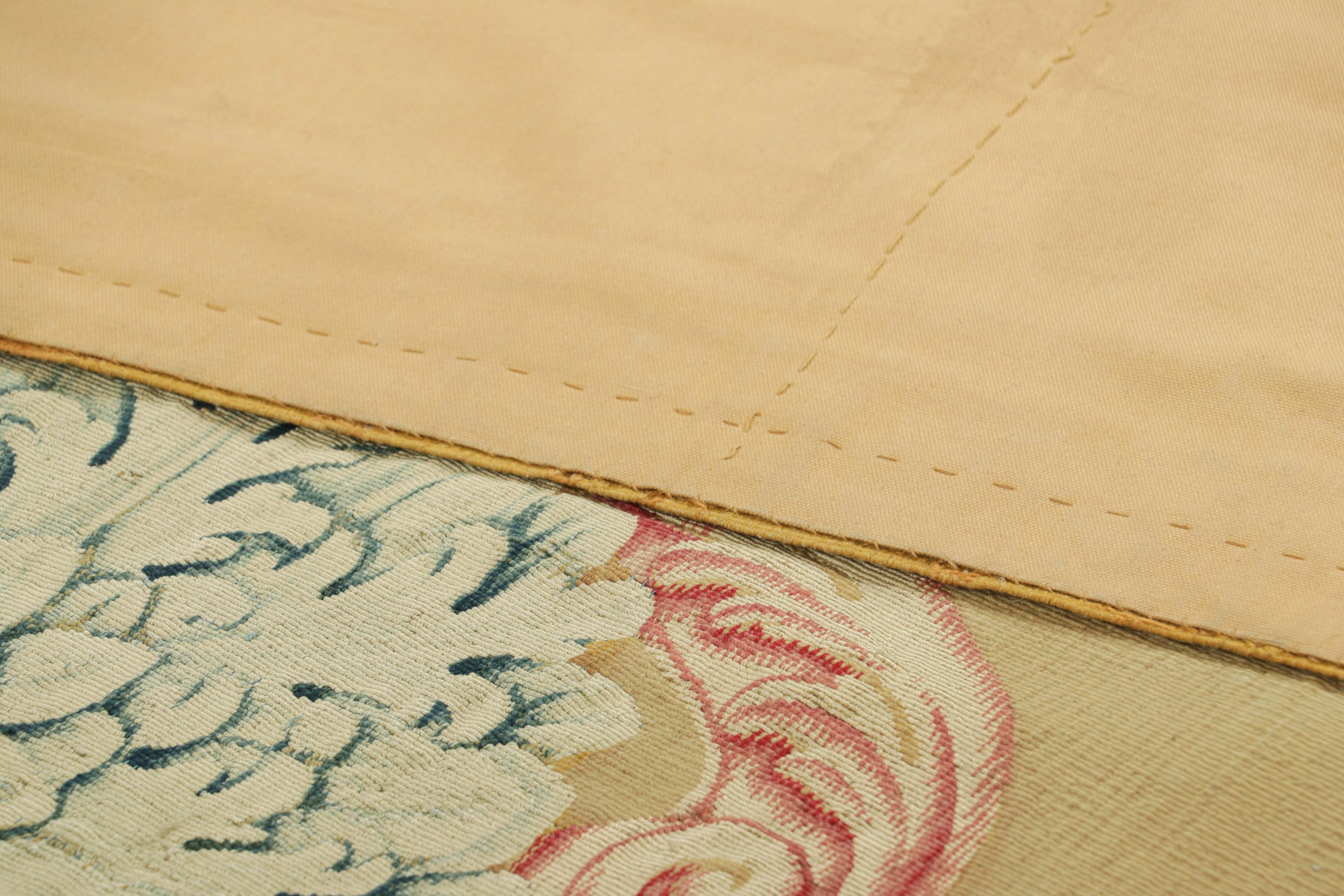 Laine Tapis de couloir Aubusson ancien en crème beige avec médaillon floral  Rug & Kilim en vente