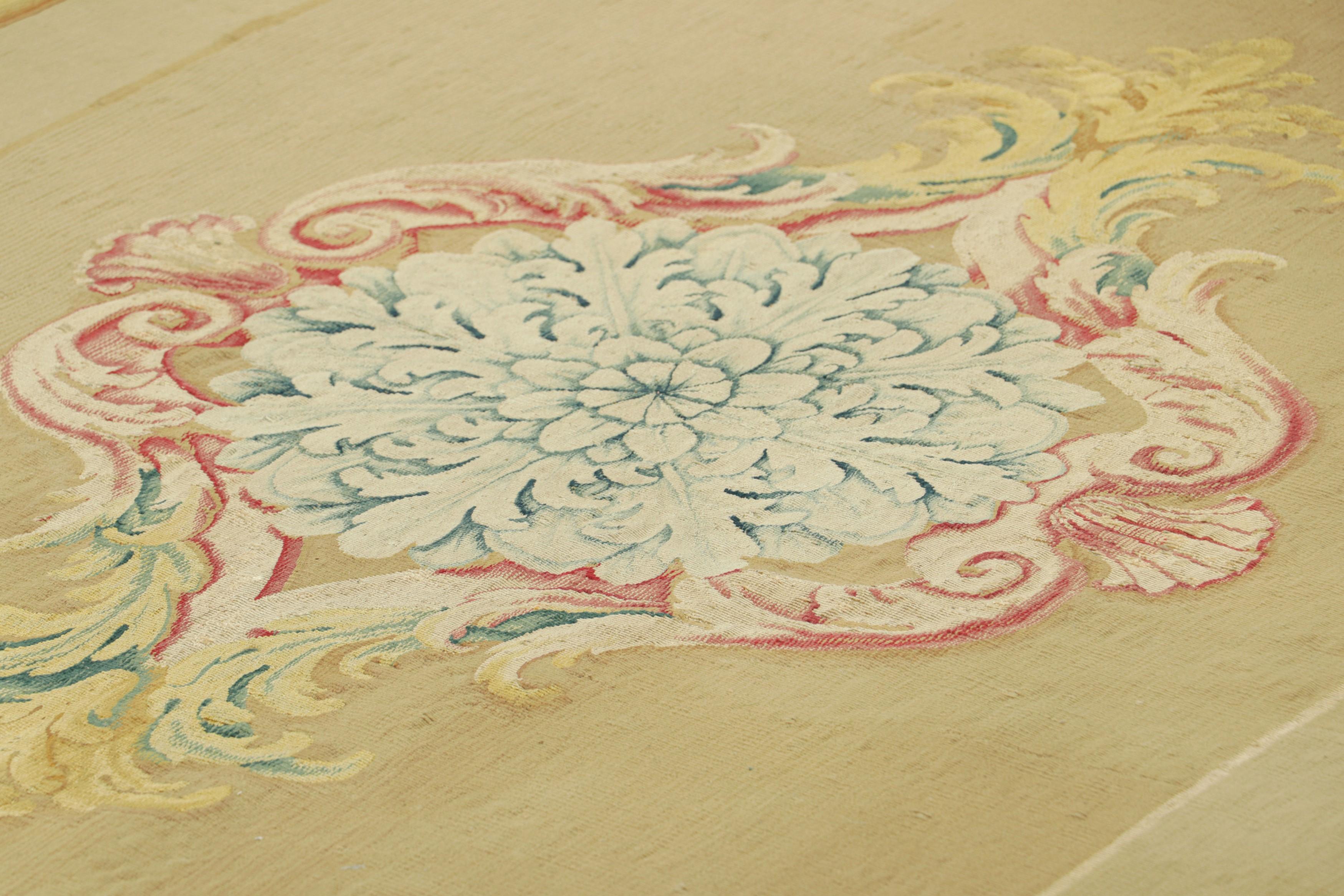 Questo tappeto runner Aubusson antico 4x8 è una nuova entusiasmante aggiunta alla collezione di tappeti europei di Rug & Kilim: un capolavoro dello stile neoclassico francese a tessitura piatta e una rara coppia di pezzi gemelli della stessa