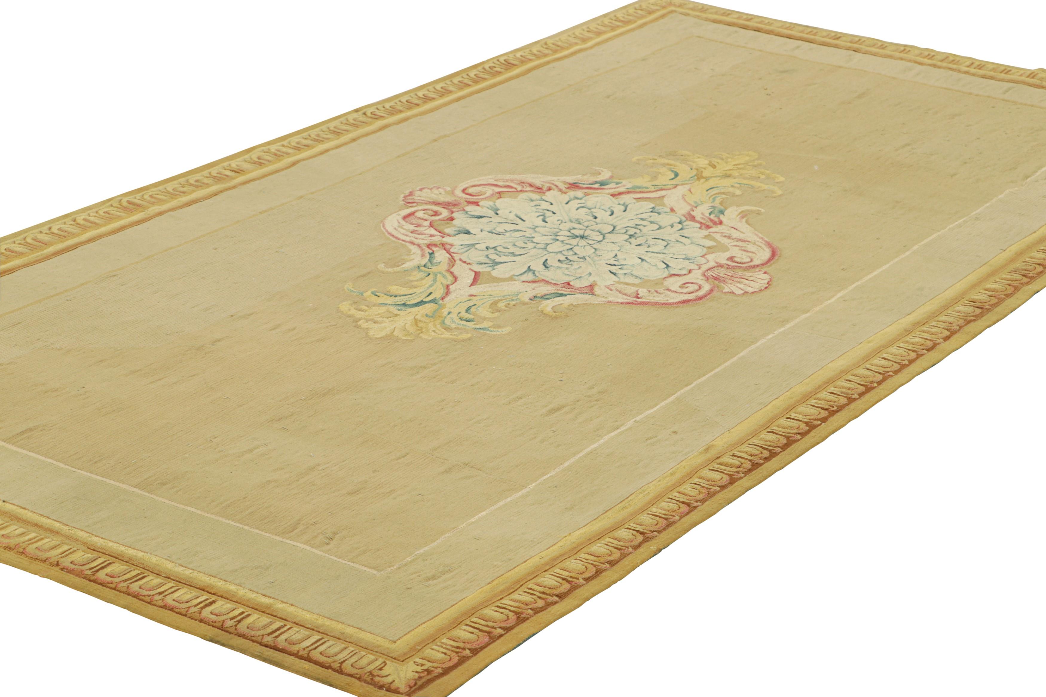 Tessuto a mano Tappeto antico Aubusson Runner in oro con medaglione floreale  Rug & Kilim in vendita