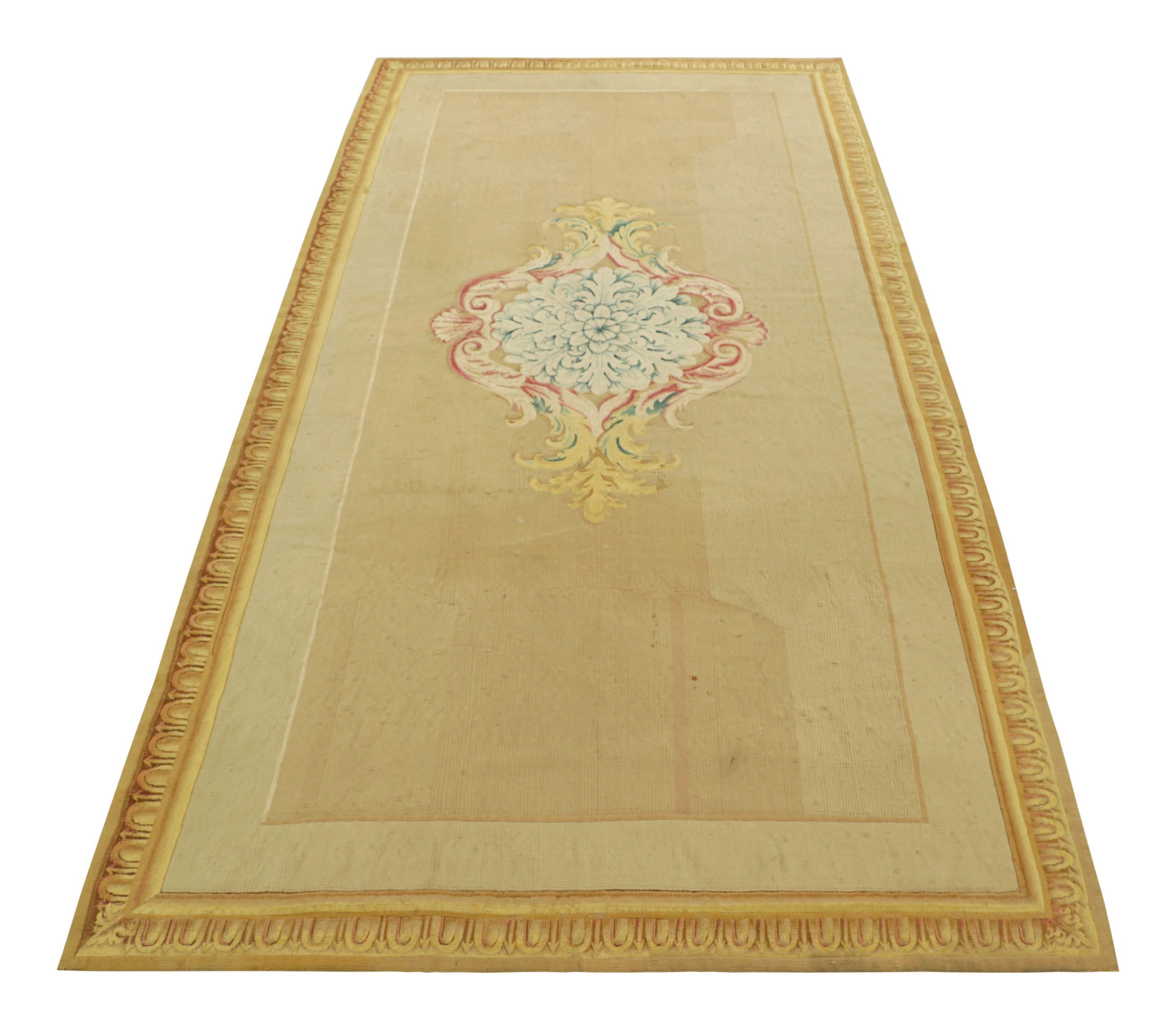 Tappeto antico Aubusson Runner in oro con medaglione floreale  Rug & Kilim In condizioni buone in vendita a Long Island City, NY
