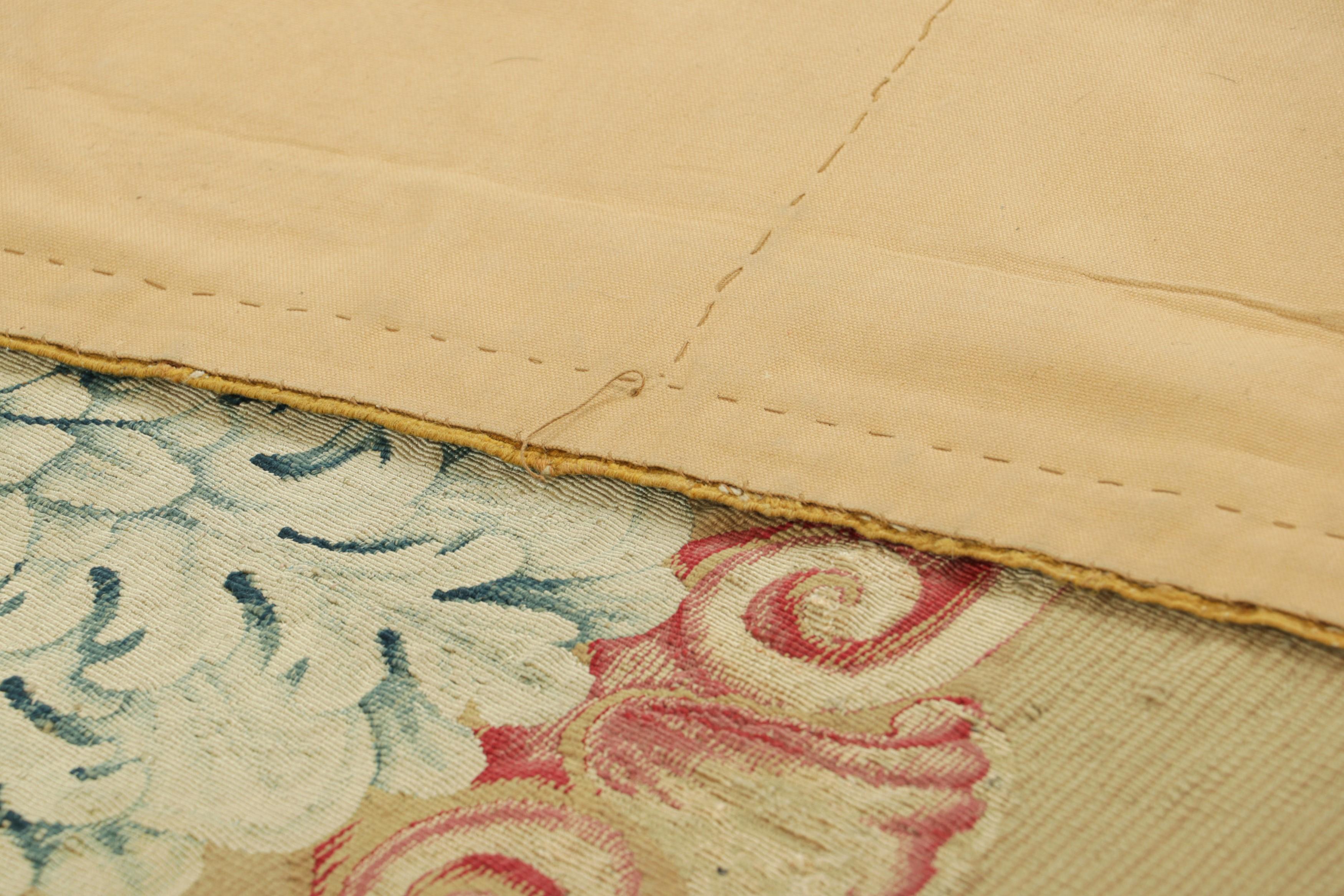 Lana Tappeto antico Aubusson Runner in oro con medaglione floreale  Rug & Kilim in vendita