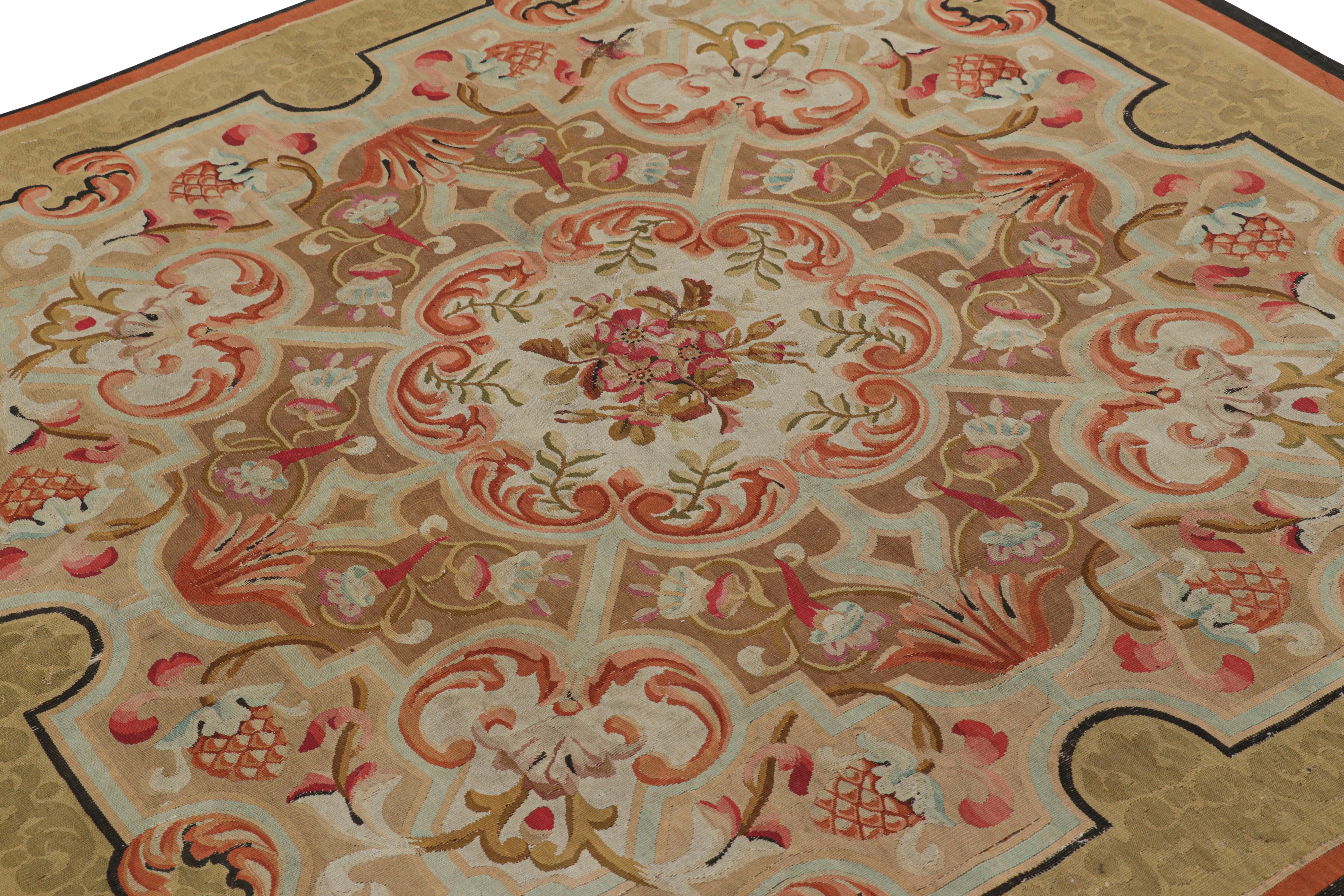 Questo tappeto Aubusson antico 5x5 è un'entusiasmante novità della nostra collezione di tappeti europei: un capolavoro dello stile neoclassico francese a trama piatta, tessuto a mano in lana e ritenuto originario della Francia intorno al 1850-1860.