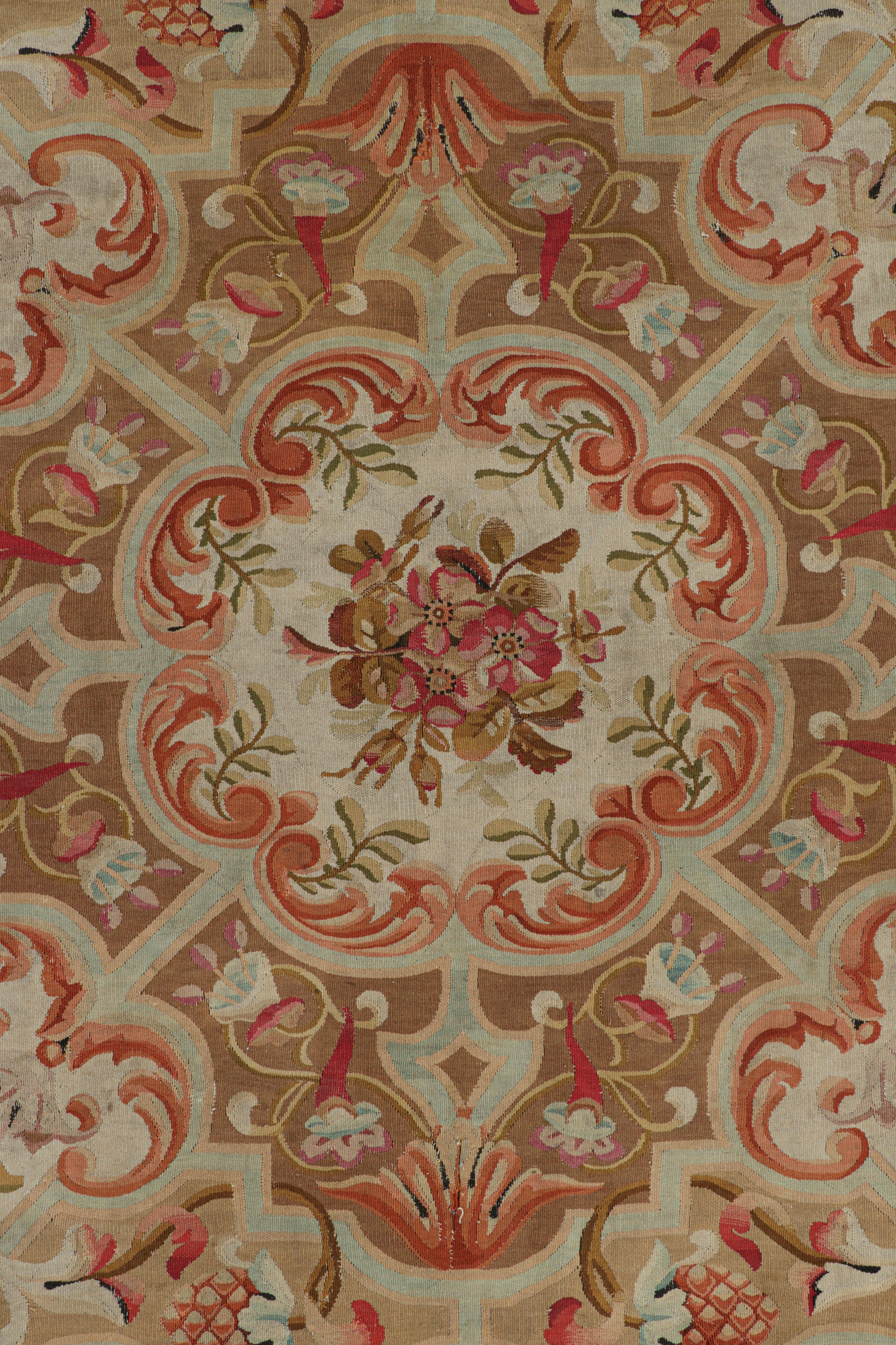 Francese Tappeto antico Aubusson quadrato in oro con medaglione floreale in vendita