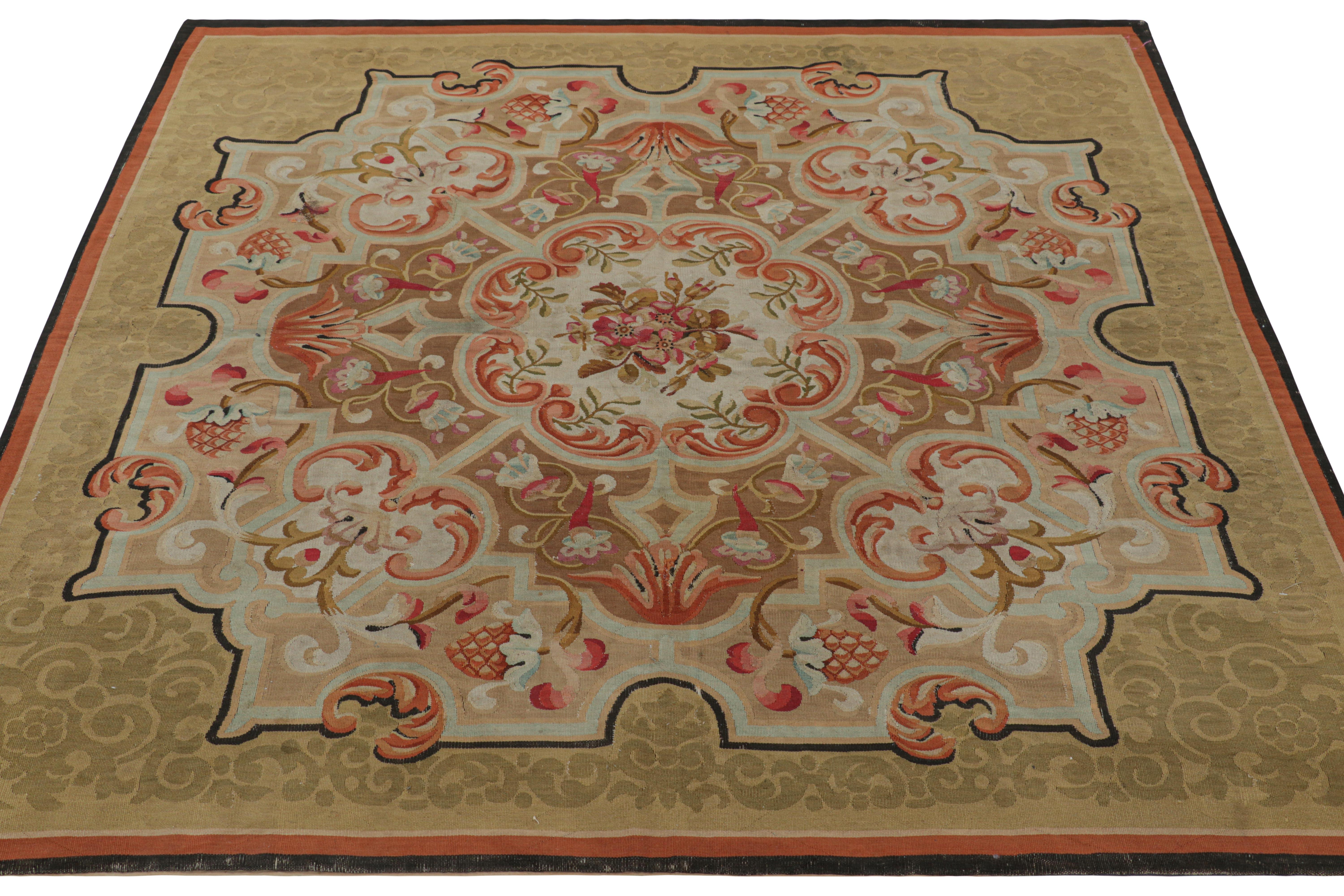 Tessuto a mano Tappeto antico Aubusson quadrato in oro con medaglione floreale in vendita