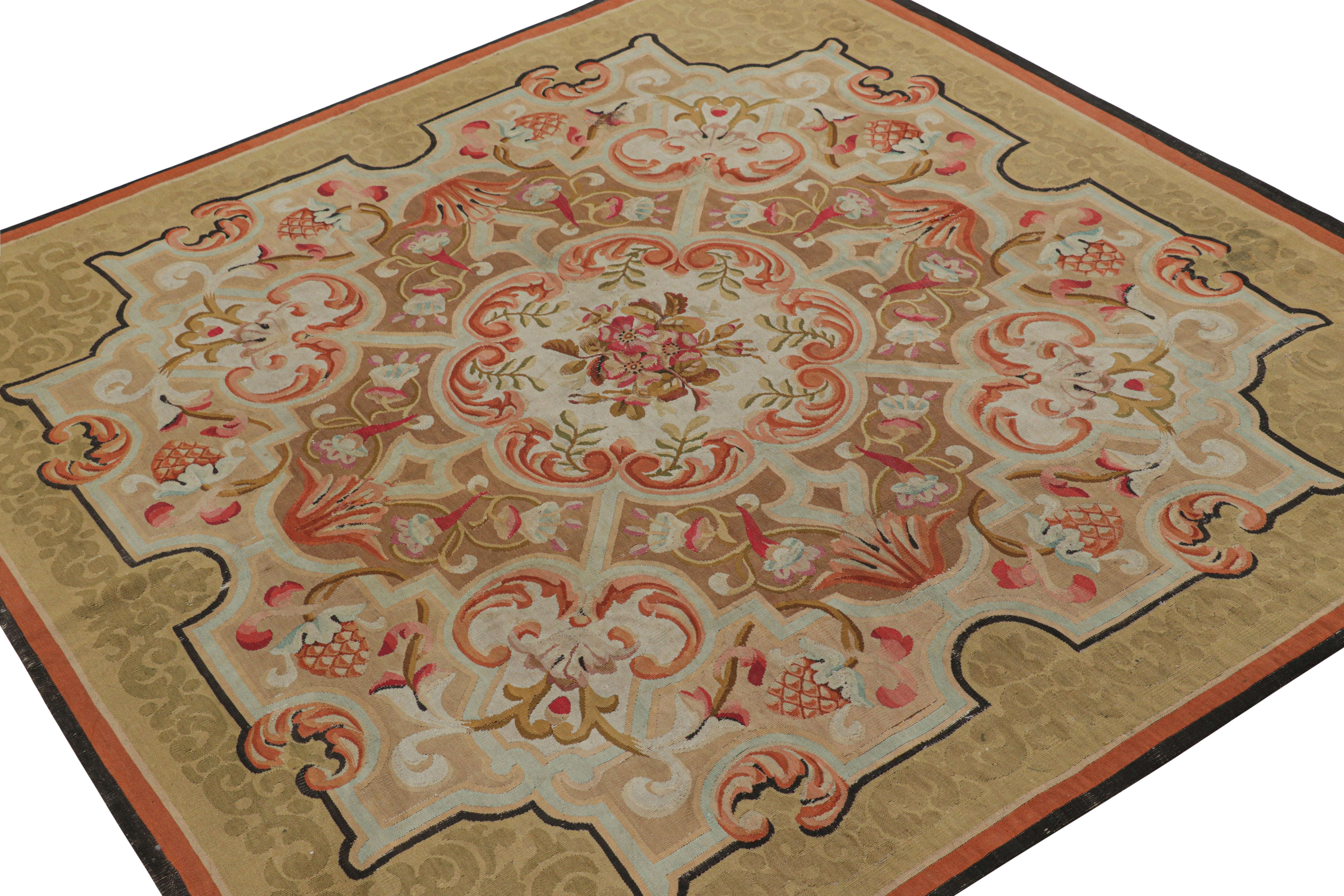 Tappeto antico Aubusson quadrato in oro con medaglione floreale In condizioni buone in vendita a Long Island City, NY
