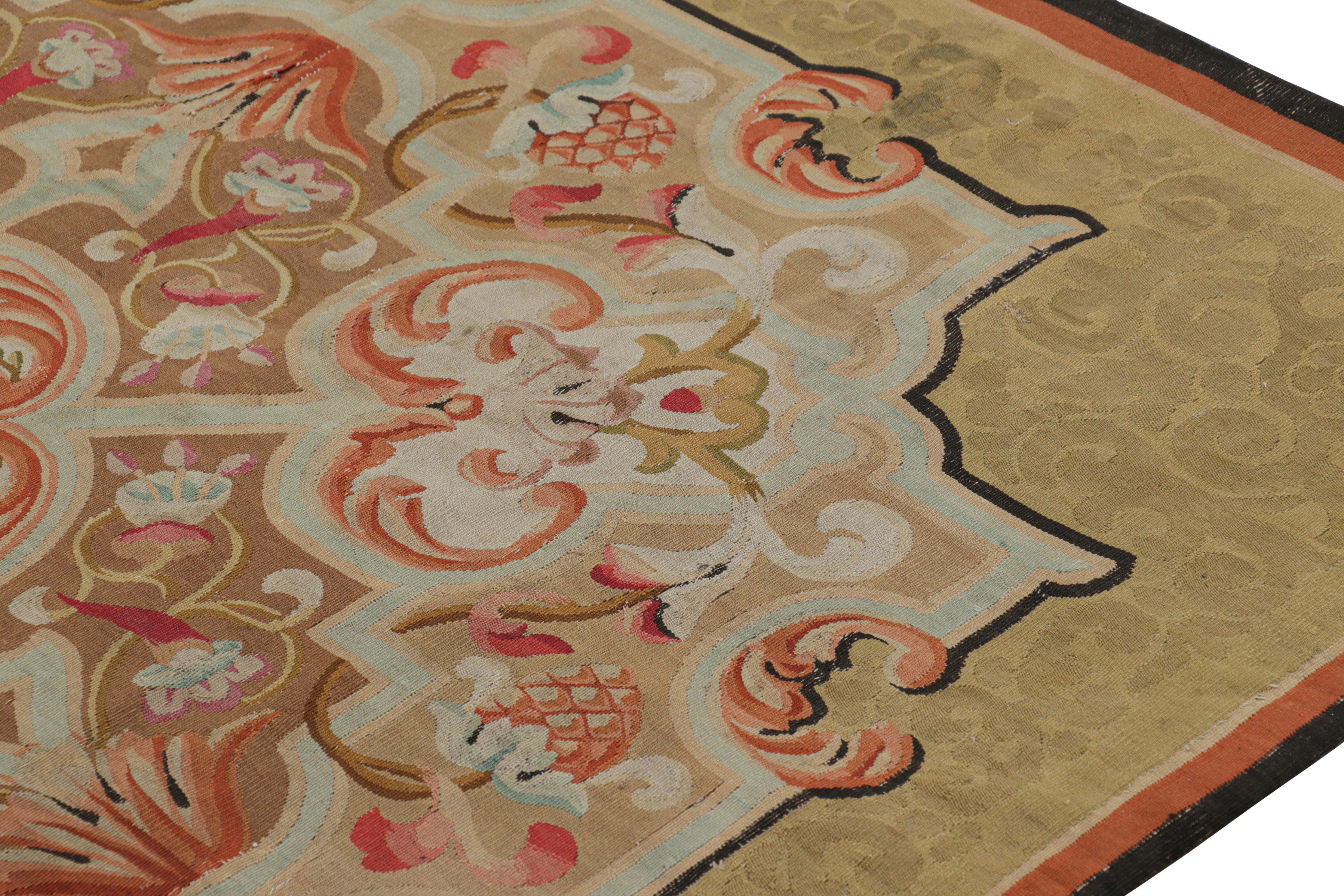 Metà XIX secolo Tappeto antico Aubusson quadrato in oro con medaglione floreale in vendita