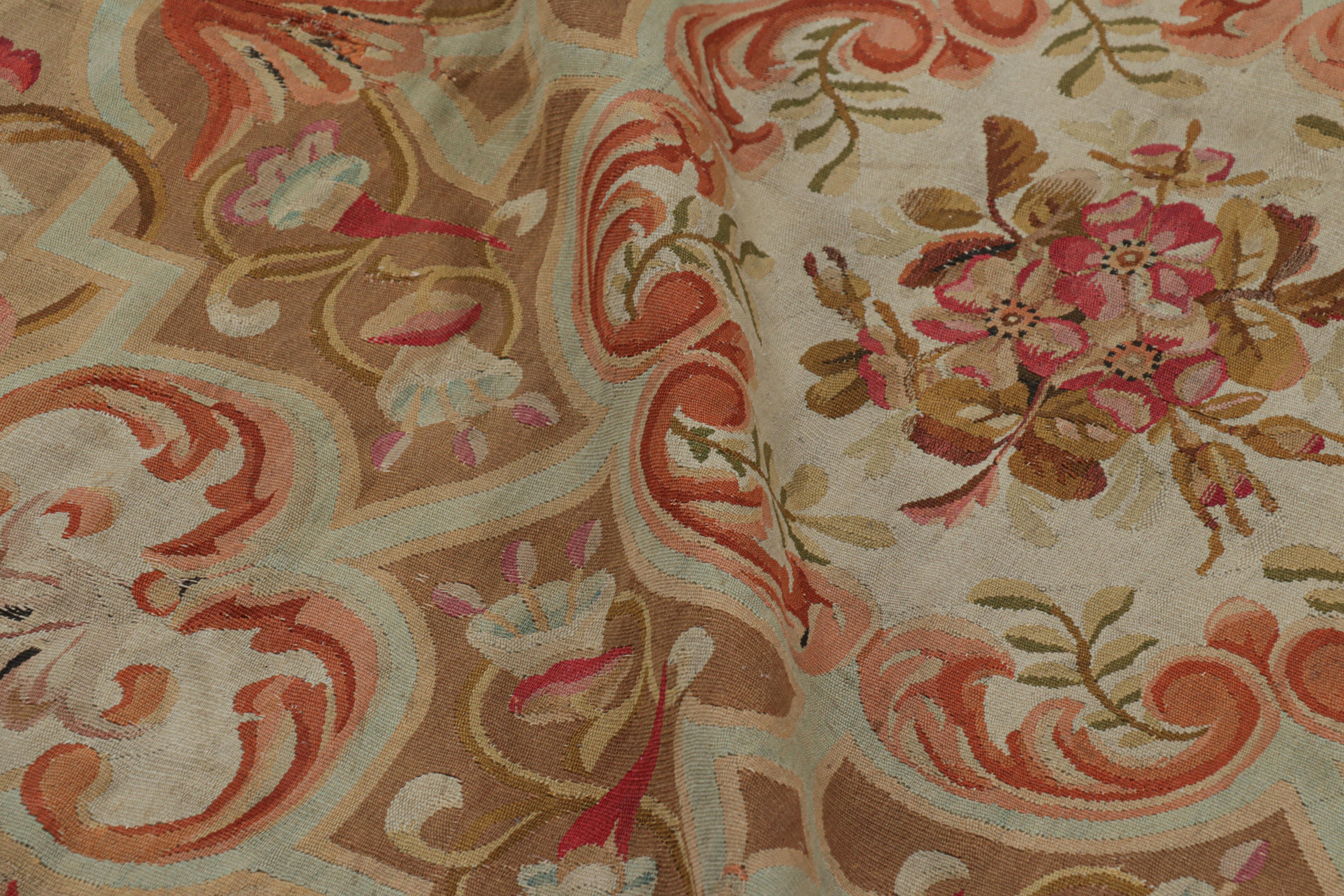 Lana Tappeto antico Aubusson quadrato in oro con medaglione floreale in vendita