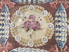 Antiker quadratischer Aubusson-Teppich mit Medaillon-Gittern, in Multicolor - Rug & Kilim