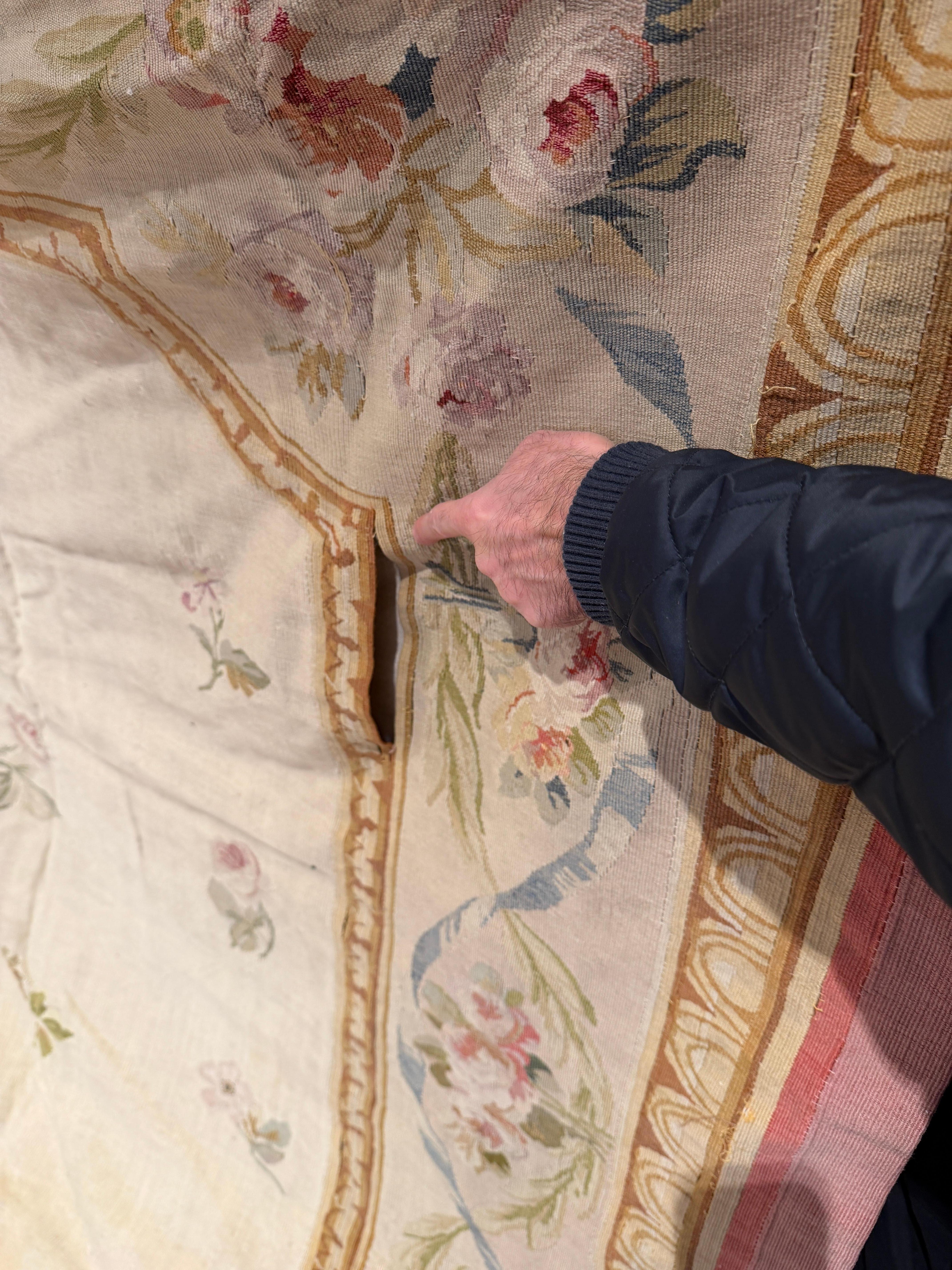 Tapis ancien en tapisserie d'Aubusson, vers 1870 Bon état - En vente à Berlin, DE