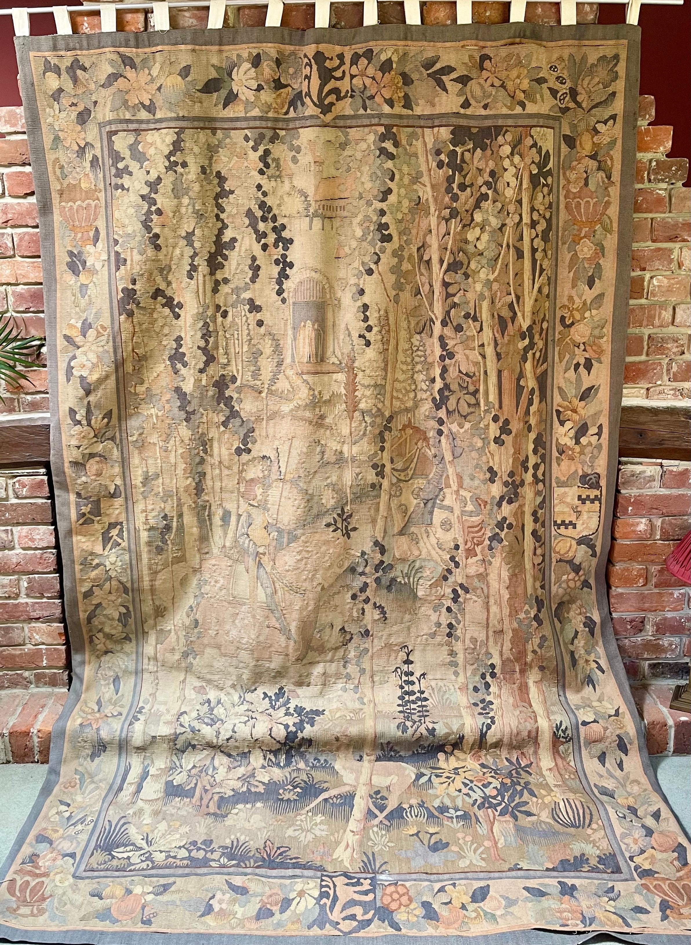 ntique Aubusson Tapestry Wandbehang

Französisch und aus dem frühen 19. Jahrhundert

Handgewebt aus Wolle. Wappenschilder an allen vier Rändern. Initialen des Webers in der rechten unteren Ecke, mit Baumwolle gefüttert. Hängende Schlaufen am oberen