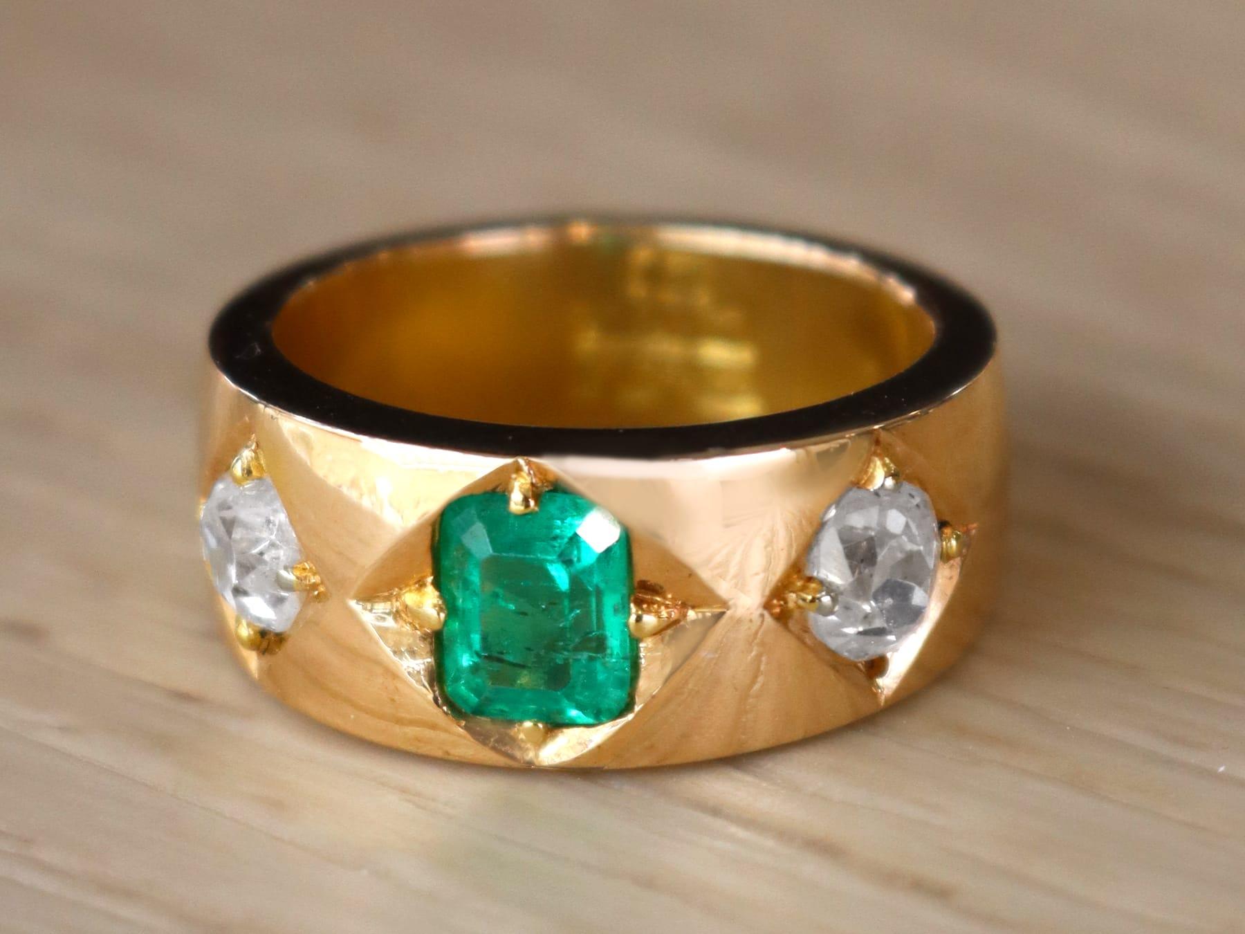 Ottagono Anello antico australiano con smeraldo da 0,80 carati e diamante da 0,97 carati in oro giallo 18 carati in vendita