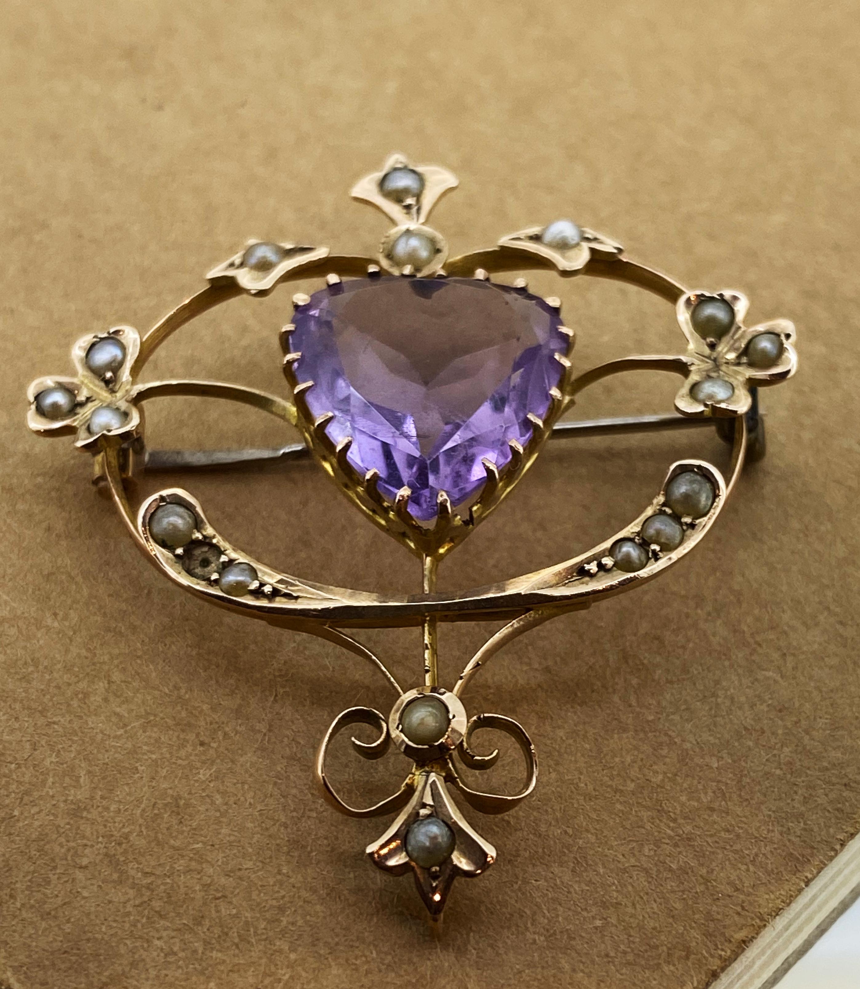 Crafted with refined elegance by Willis & Sons
– renowned Australian jewellers - 
this intricate Art-Nouveau brooch is antique, 
dating back to c1911 
yet it’s in a beautiful condition 

Of sentimental motifs,
the brooch features a heart-shaped