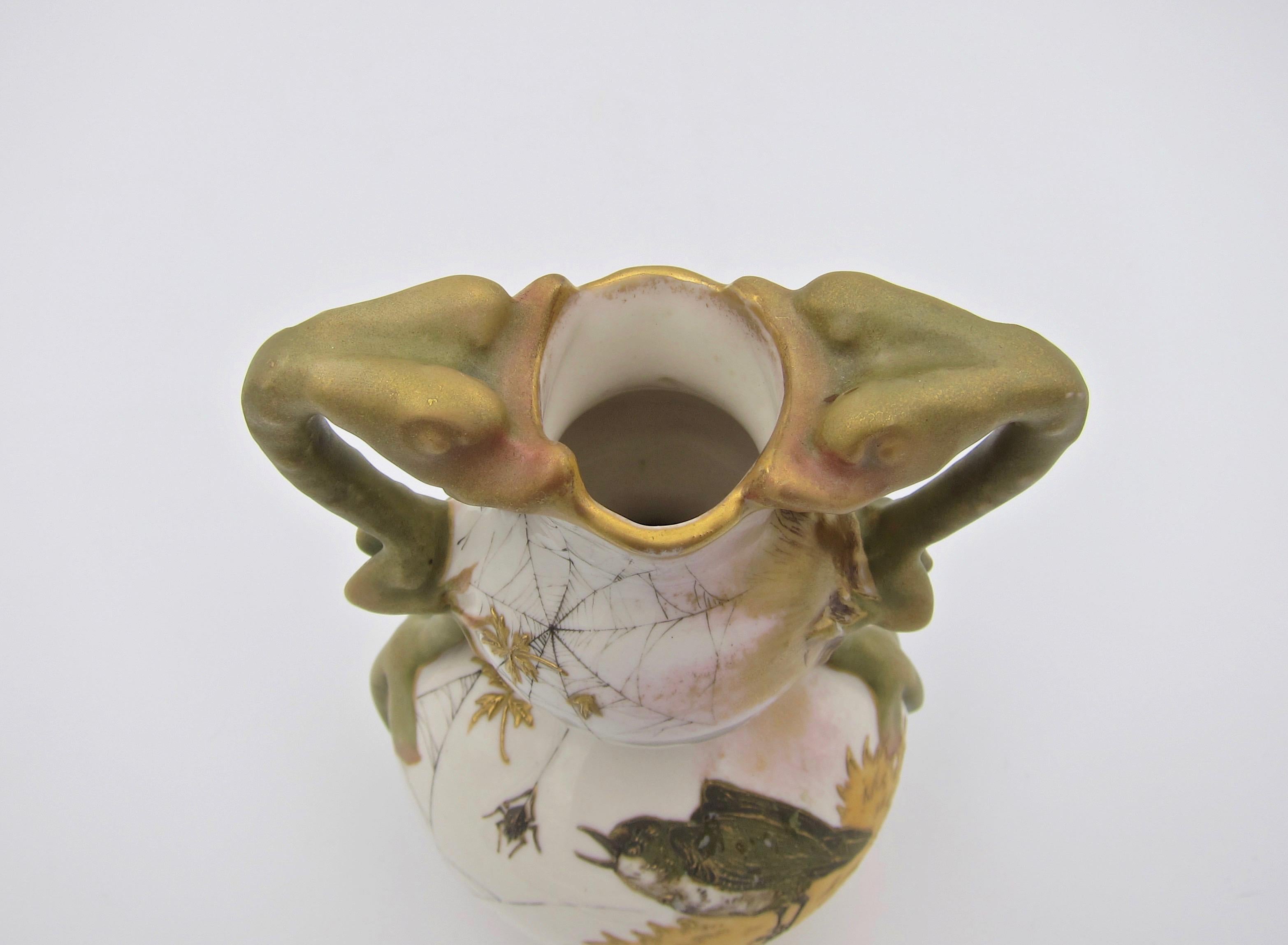 Ancien vase autrichien RStK en porcelaine ivoire avec poignées en forme de dragon 2