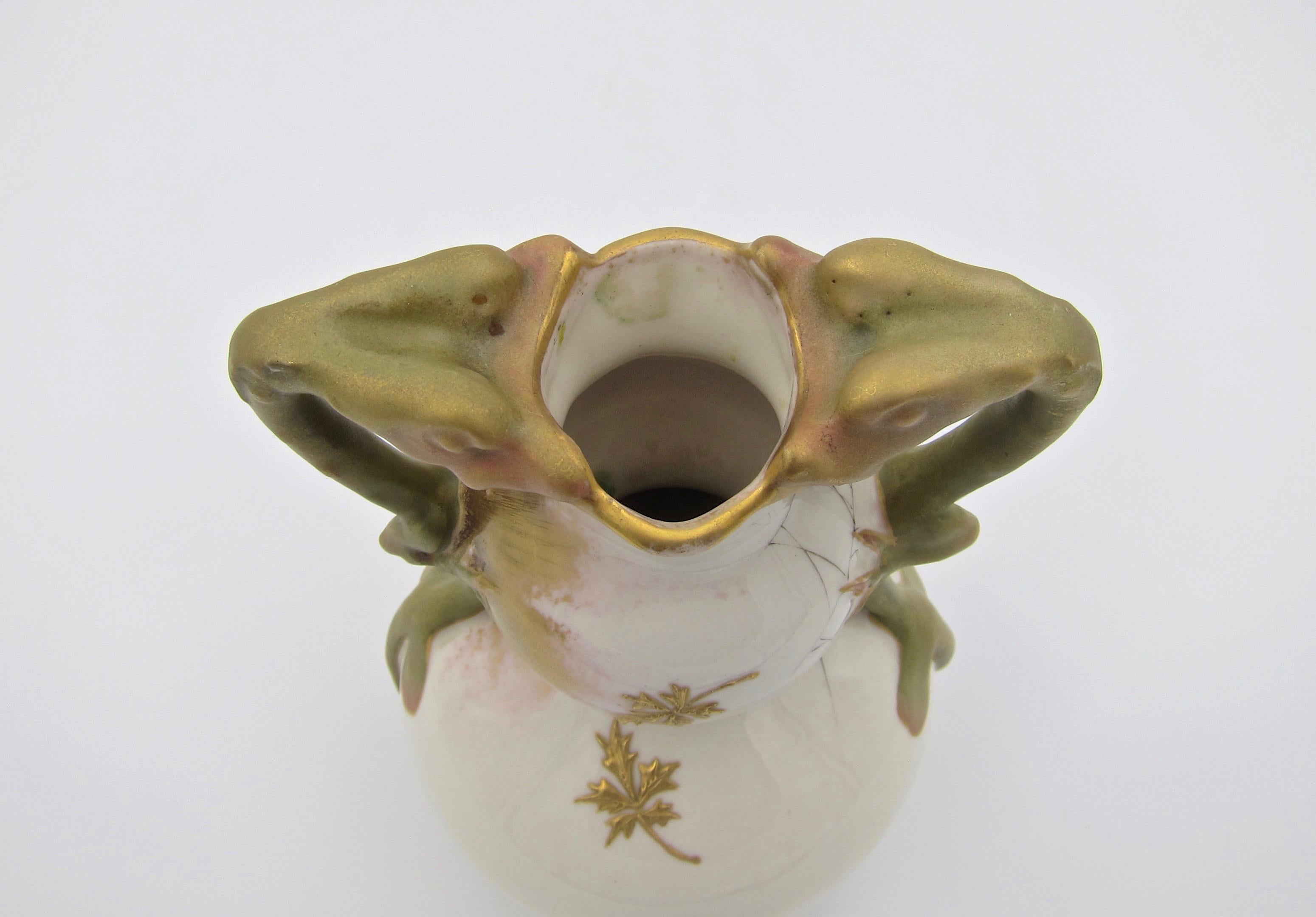 Ancien vase autrichien RStK en porcelaine ivoire avec poignées en forme de dragon 3